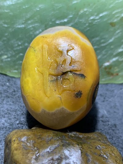 精美亚光原皮天眼纹冰飘战国红玛瑙手工俏色巧雕悟字随形把件一个， - 精美亚光原皮天眼纹冰飘战国红玛瑙手工俏色巧雕悟字随形把件一个，