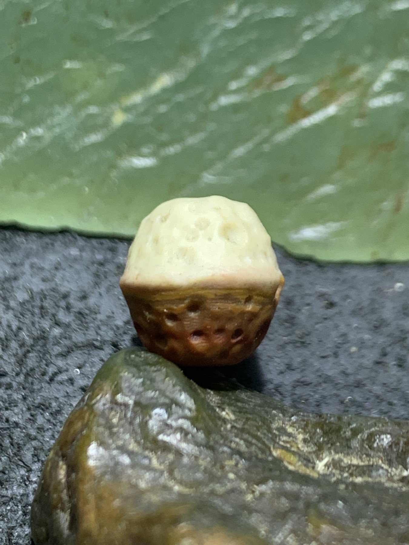 精美亚光戈壁阴阳面彩玉手工雕刻月球表面一体小佛头三通一个