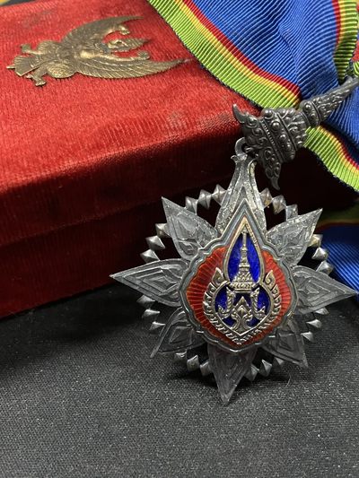 戎马世界章牌大赏第46期 - 泰国指挥官级王冠勋章，带原盒，不是常见的商业版，最后一图为佩戴示意图