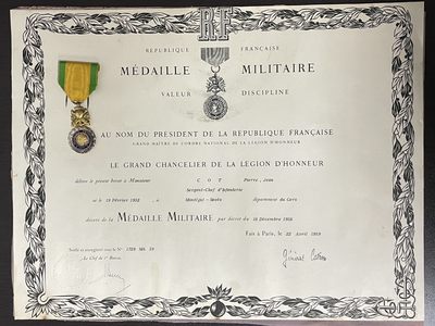 戎马世界章牌大赏第46期 - 法国军事功勋奖章带证小套，少见带证书！58年法令授予军士长约翰