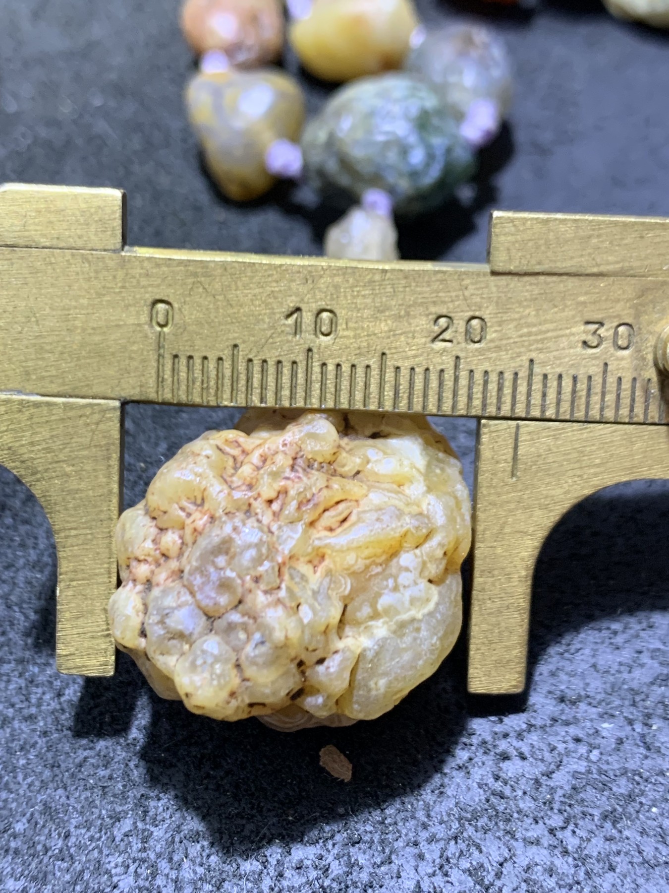 精美阿拉善多彩筋脉石玛瑙项链一条