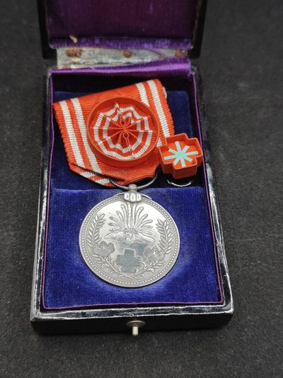 全场0元起拍 第88期 咸鱼国勋章拍卖专场 9月6日（周三）下午6：00开始 - 漆木盒，赤十字特别社员章 银制带盒略