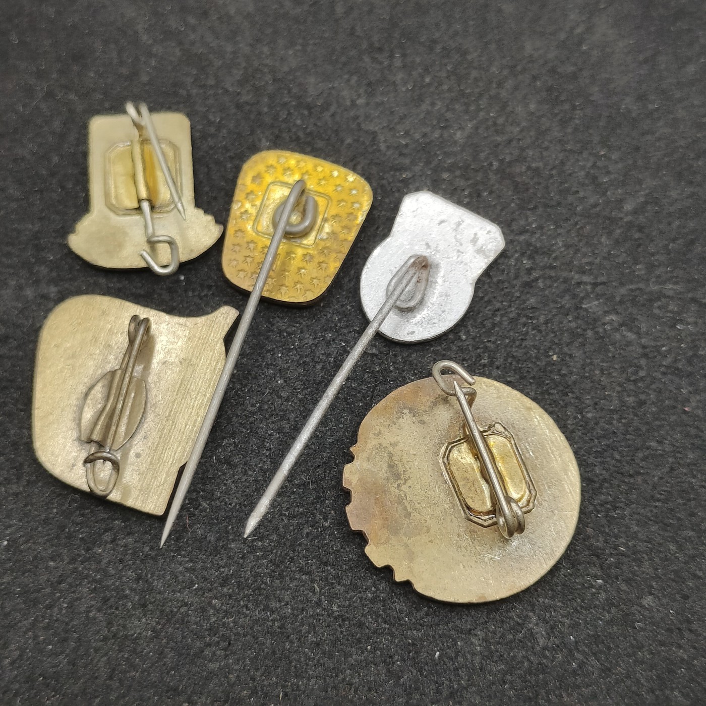 全场0元起拍 第88期 咸鱼国勋章拍卖专场 9月6日（周三）下午6：00开始 东德徽章五个