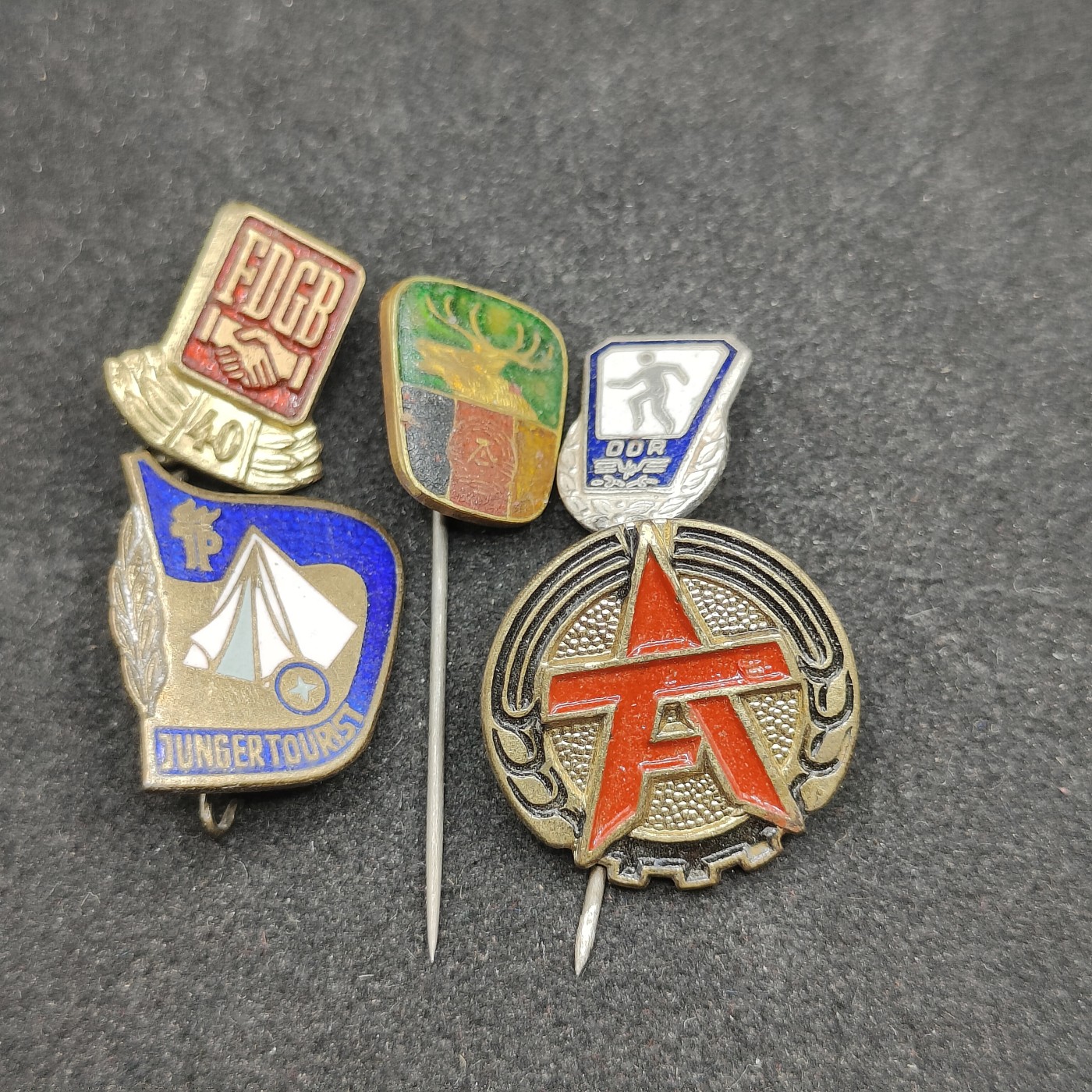 全场0元起拍 第88期 咸鱼国勋章拍卖专场 9月6日（周三）下午6：00开始 东德徽章五个