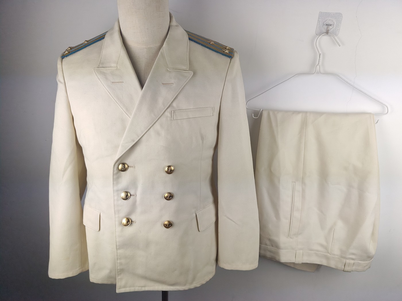 全场0元起拍 第88期 咸鱼国勋章拍卖专场 9月6日（周三）下午6：00开始 苏联海军海航上校白色礼服一套 稀有小码 胸围96 肩宽48 衣长72 袖长60 腰围82 裤长96-