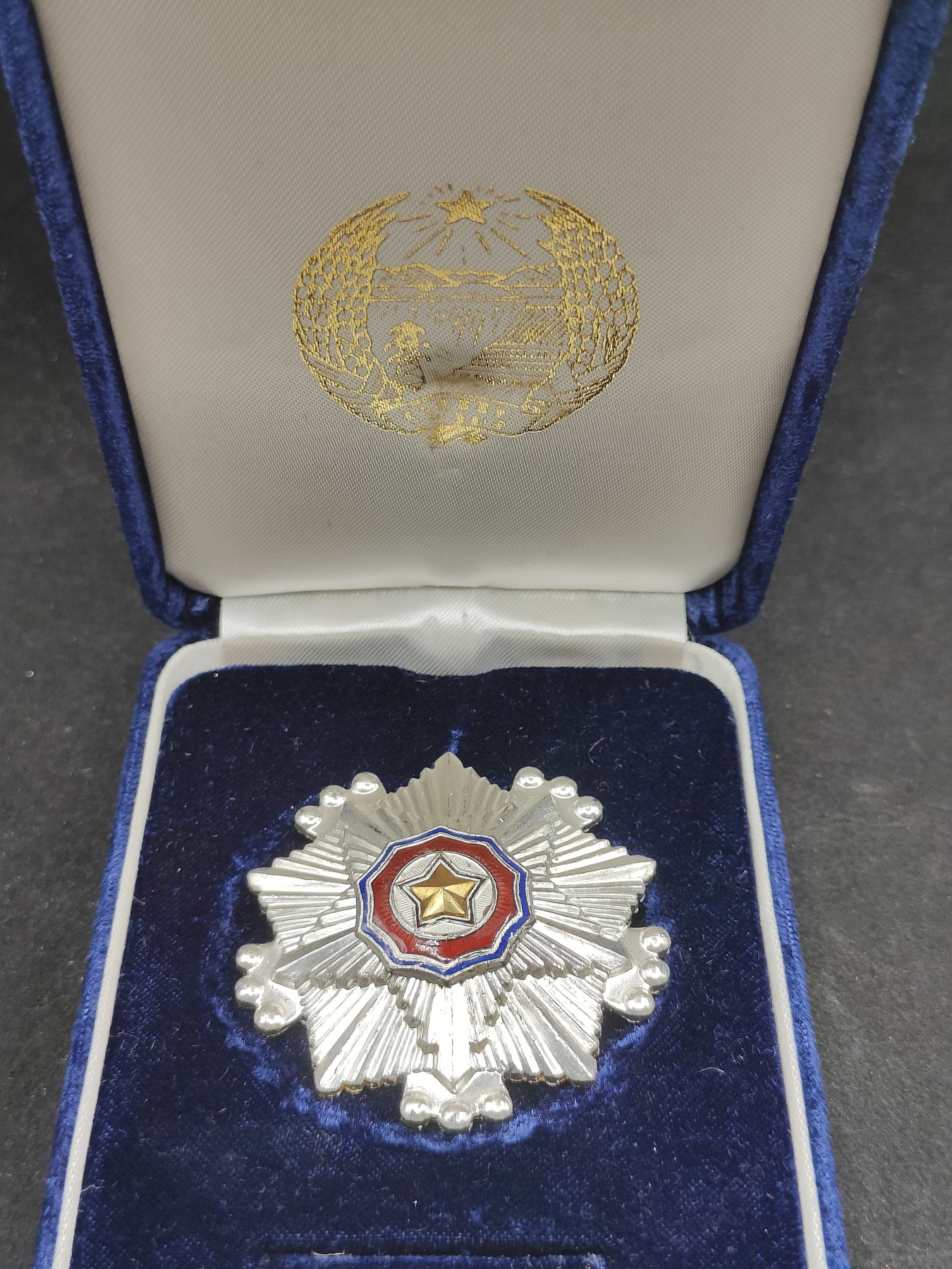 全场0元起拍 第88期 咸鱼国勋章拍卖专场 9月6日（周三）下午6：00开始 朝总联烫金国徽盒 三级国旗勋章