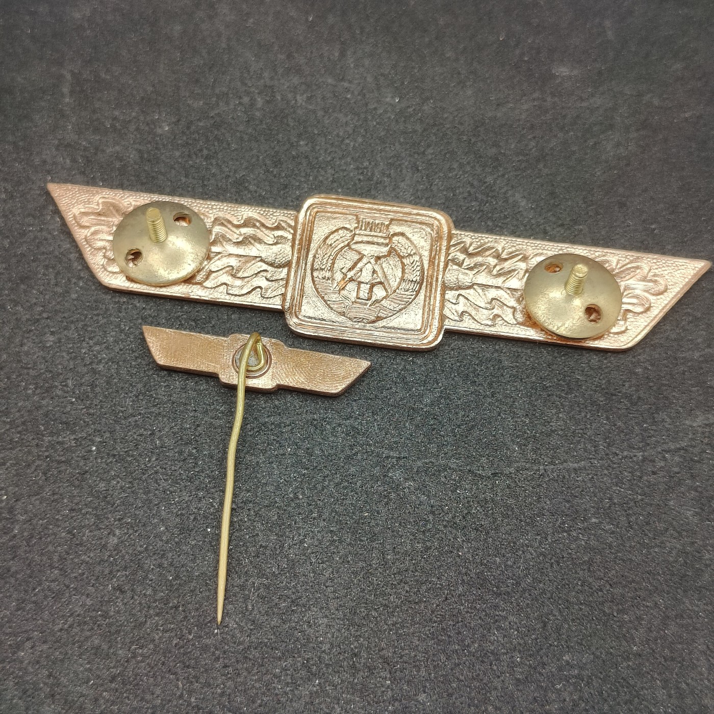 全场0元起拍 第88期 咸鱼国勋章拍卖专场 9月6日（周三）下午6：00开始 东德63版通用技能章带迷你章