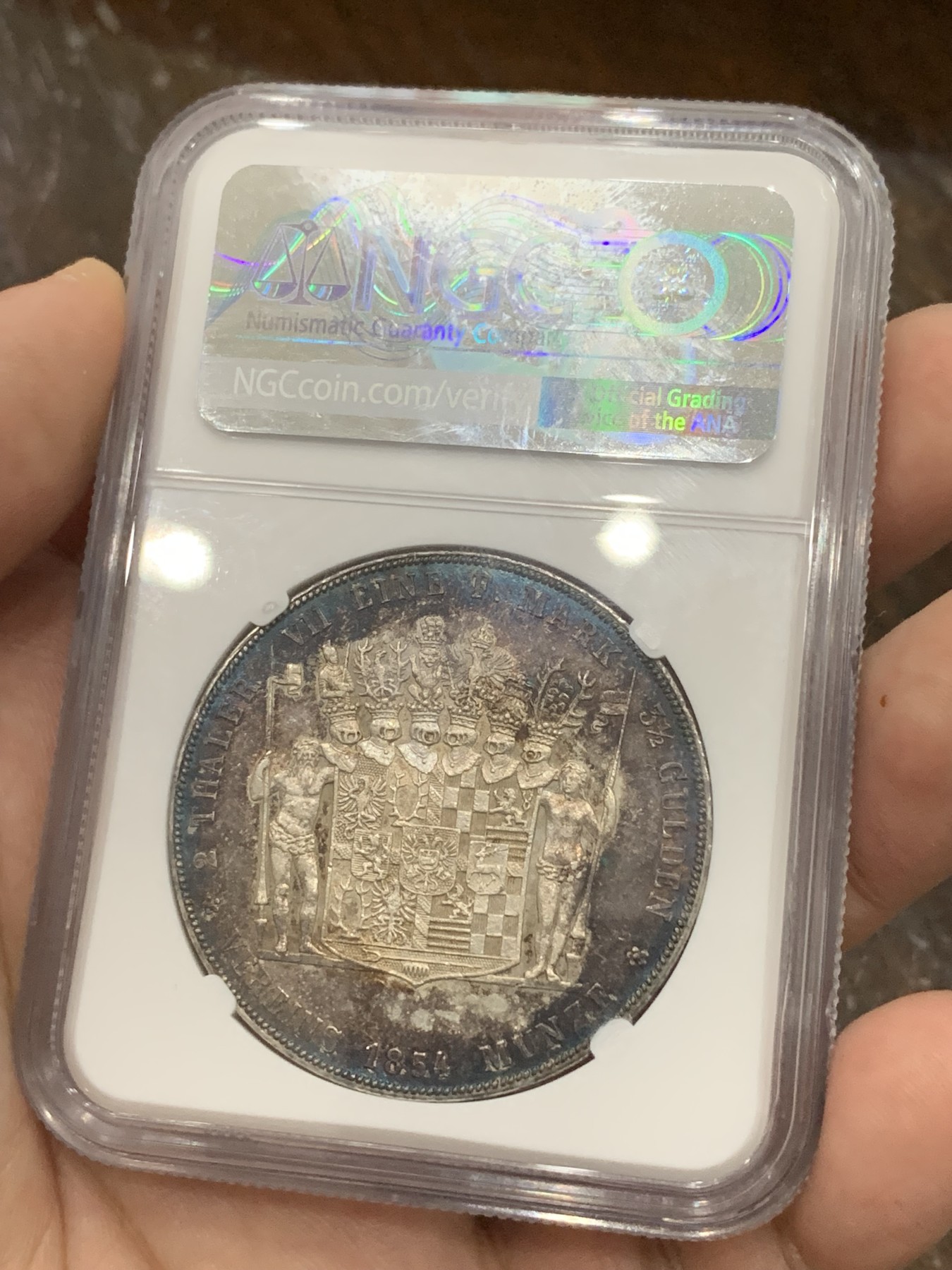 《竞宝斋》第194场-周日，周一 2场 (全场包邮) NGC AU58 德国 施瓦茨堡1854年 弗里德里希·卡尔二世 2泰勒大银币 37克的规格 蓝紫色环彩 光彩夺目
