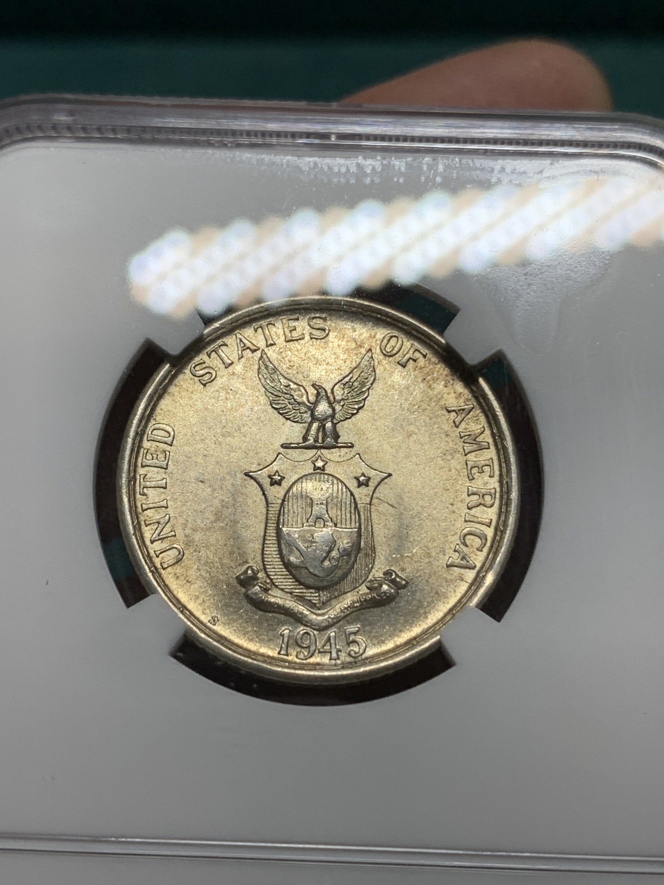 《竞宝斋》第194场-周日，周一 2场 (全场包邮) NGC-MS64 美属菲律宾1945年打铁女神50分银币，半圆大小，淡金色包浆，光度上佳。长发飘飘的行走女神