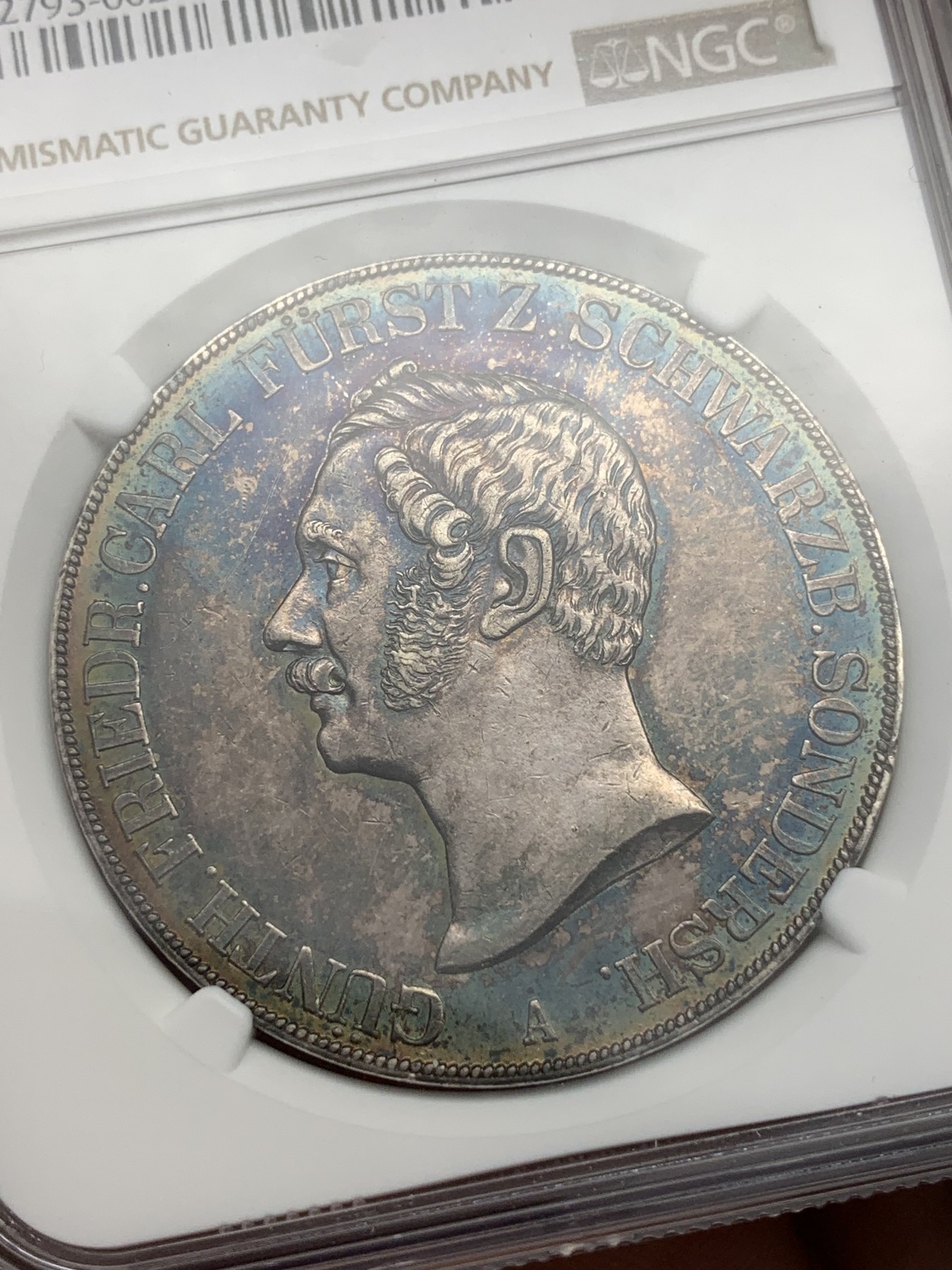 《竞宝斋》第194场-周日，周一 2场 (全场包邮) NGC AU58 德国 施瓦茨堡1854年 弗里德里希·卡尔二世 2泰勒大银币 37克的规格 蓝紫色环彩 光彩夺目
