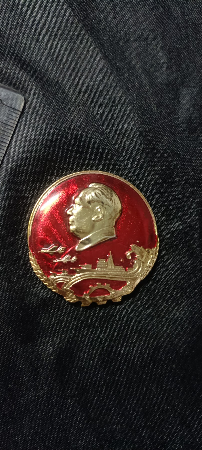 全场0起0押金！ 红色书章专场！ 麦穗、齿轮、海浪、军舰、飞机、太阳多元素题材毛主席像章