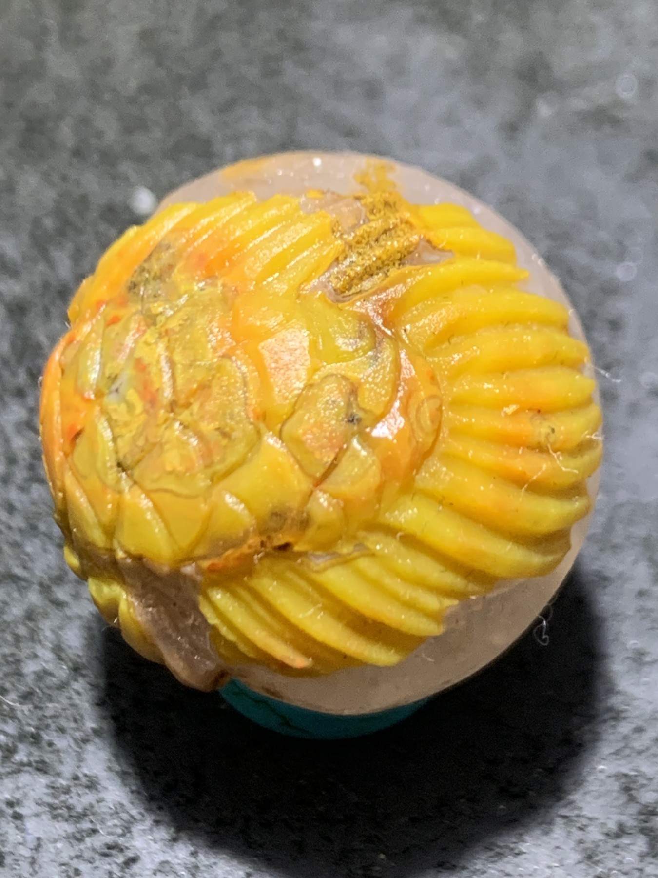 精美冰飘亚光战国红玛瑙手工巧雕龙鱼随形圆珠一个，