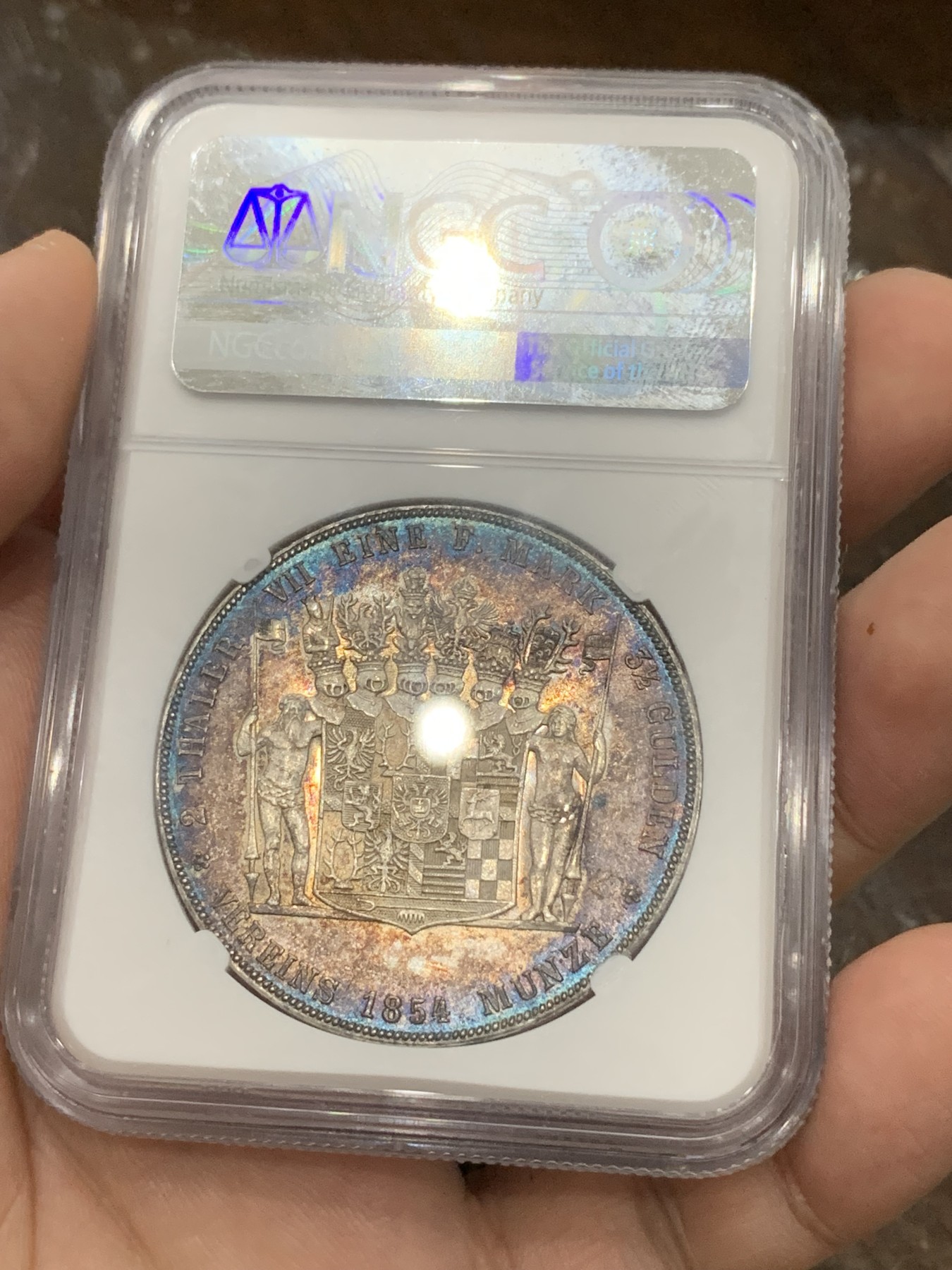 《竞宝斋》第194场-周日，周一 2场 (全场包邮) NGC AU58 德国 施瓦茨堡1854年 弗里德里希·卡尔二世 2泰勒大银币 37克的规格 蓝紫色环彩 光彩夺目