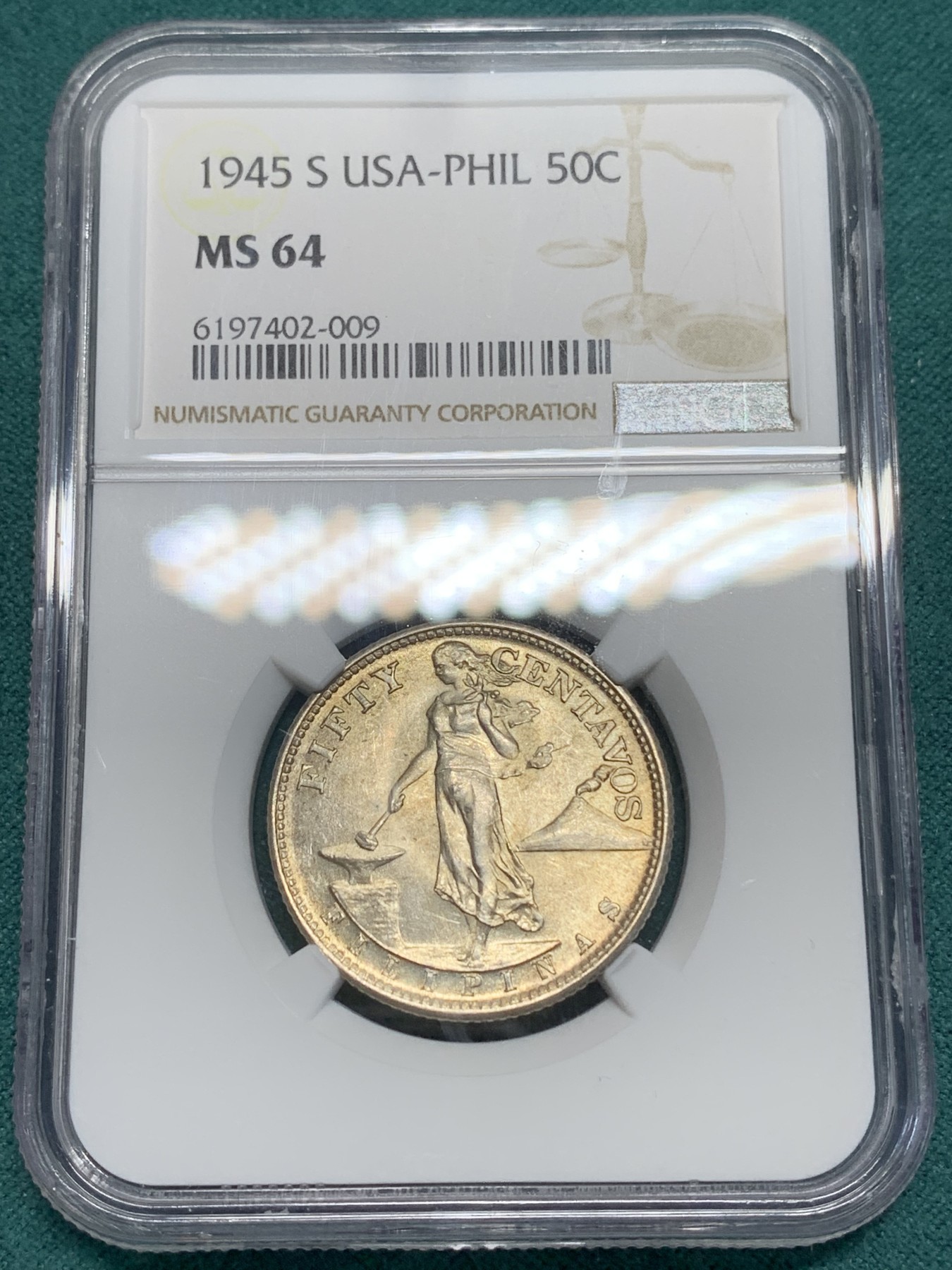 《竞宝斋》第194场-周日，周一 2场 (全场包邮) NGC-MS64 美属菲律宾1945年打铁女神50分银币，半圆大小，淡金色包浆，光度上佳。长发飘飘的行走女神