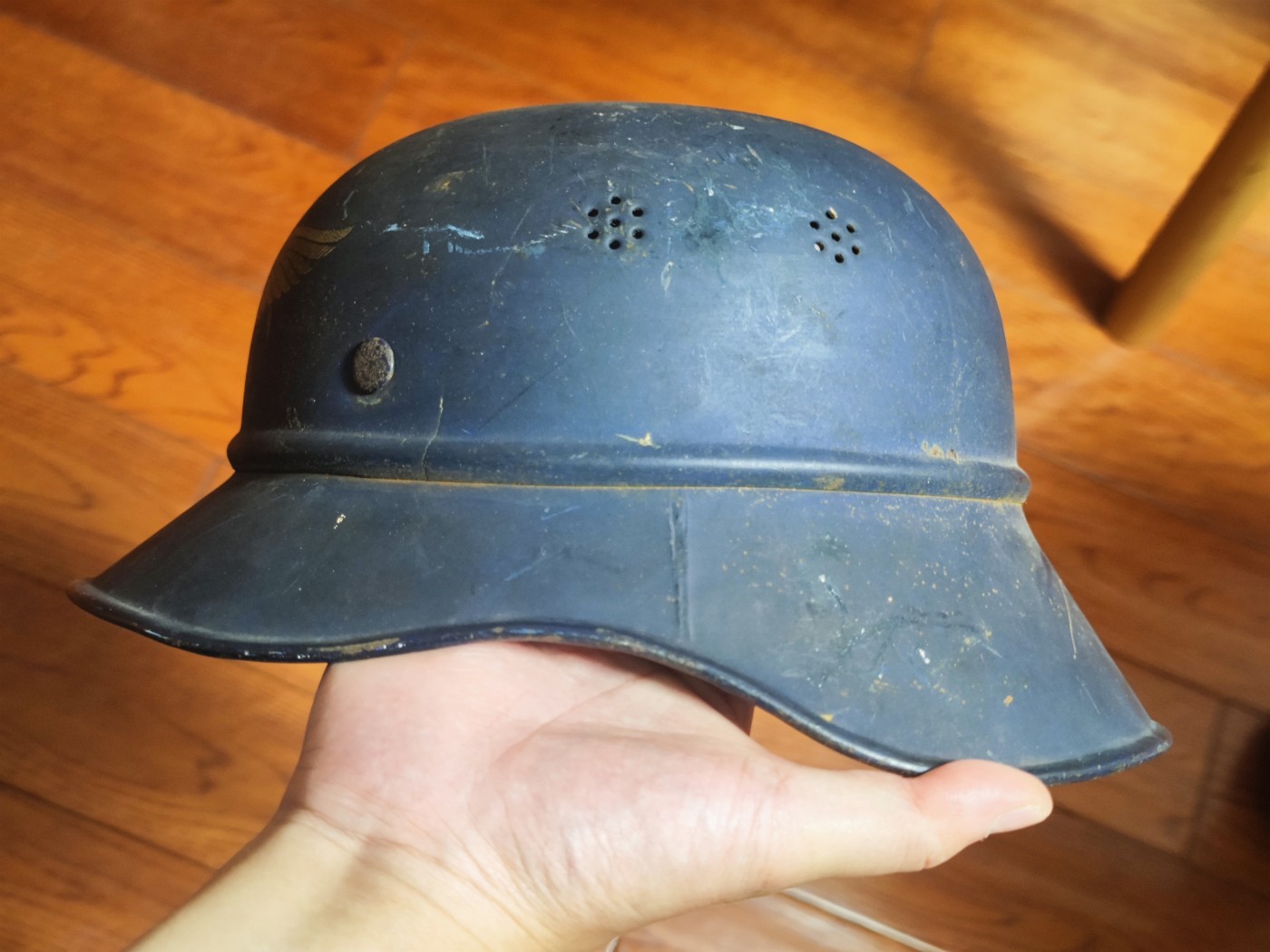世界精品徽章拍卖~精品专场 原品58号德国二战头盔一个，属防空部队所有，品相不错