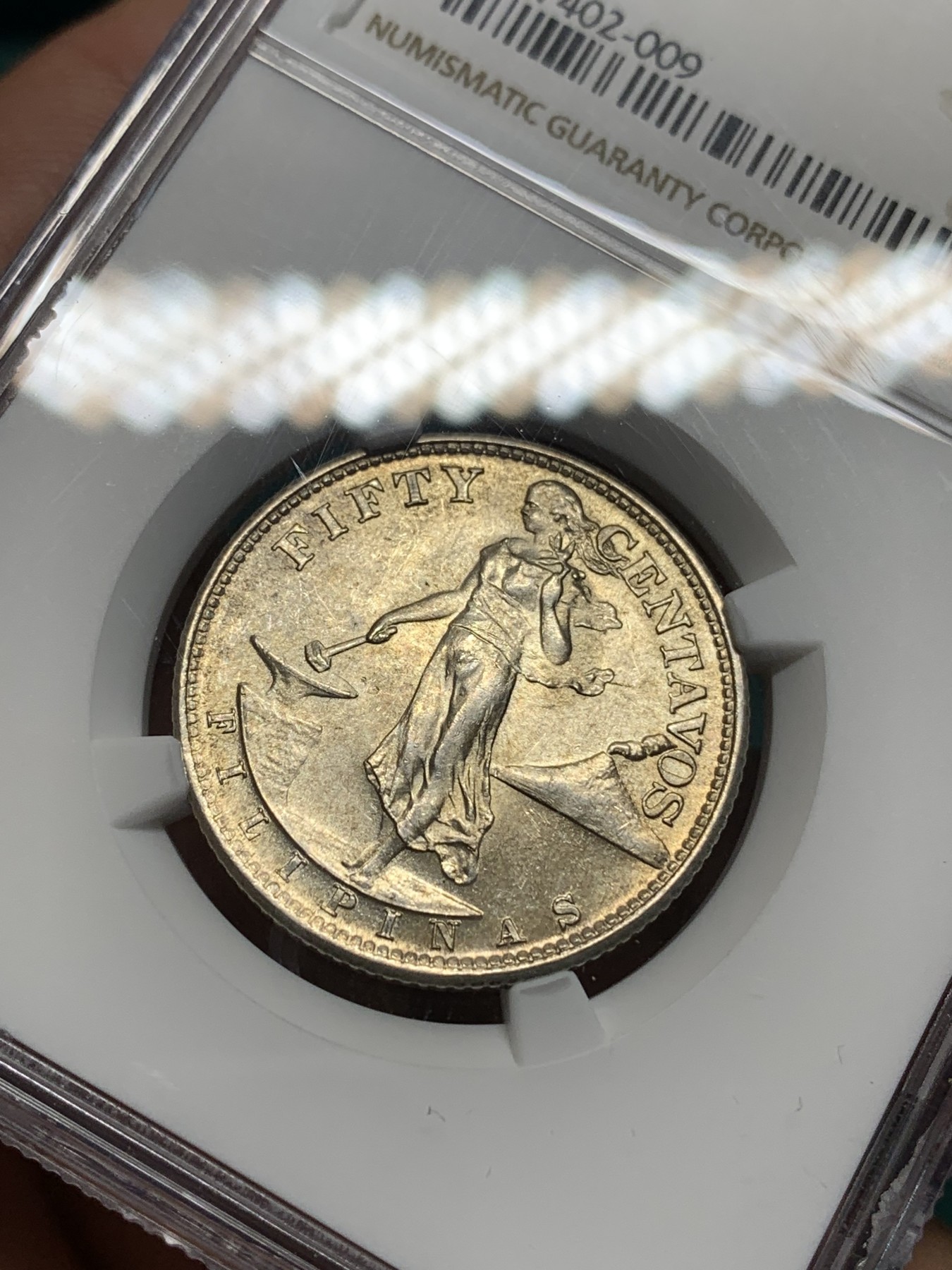 《竞宝斋》第194场-周日，周一 2场 (全场包邮) NGC-MS64 美属菲律宾1945年打铁女神50分银币，半圆大小，淡金色包浆，光度上佳。长发飘飘的行走女神