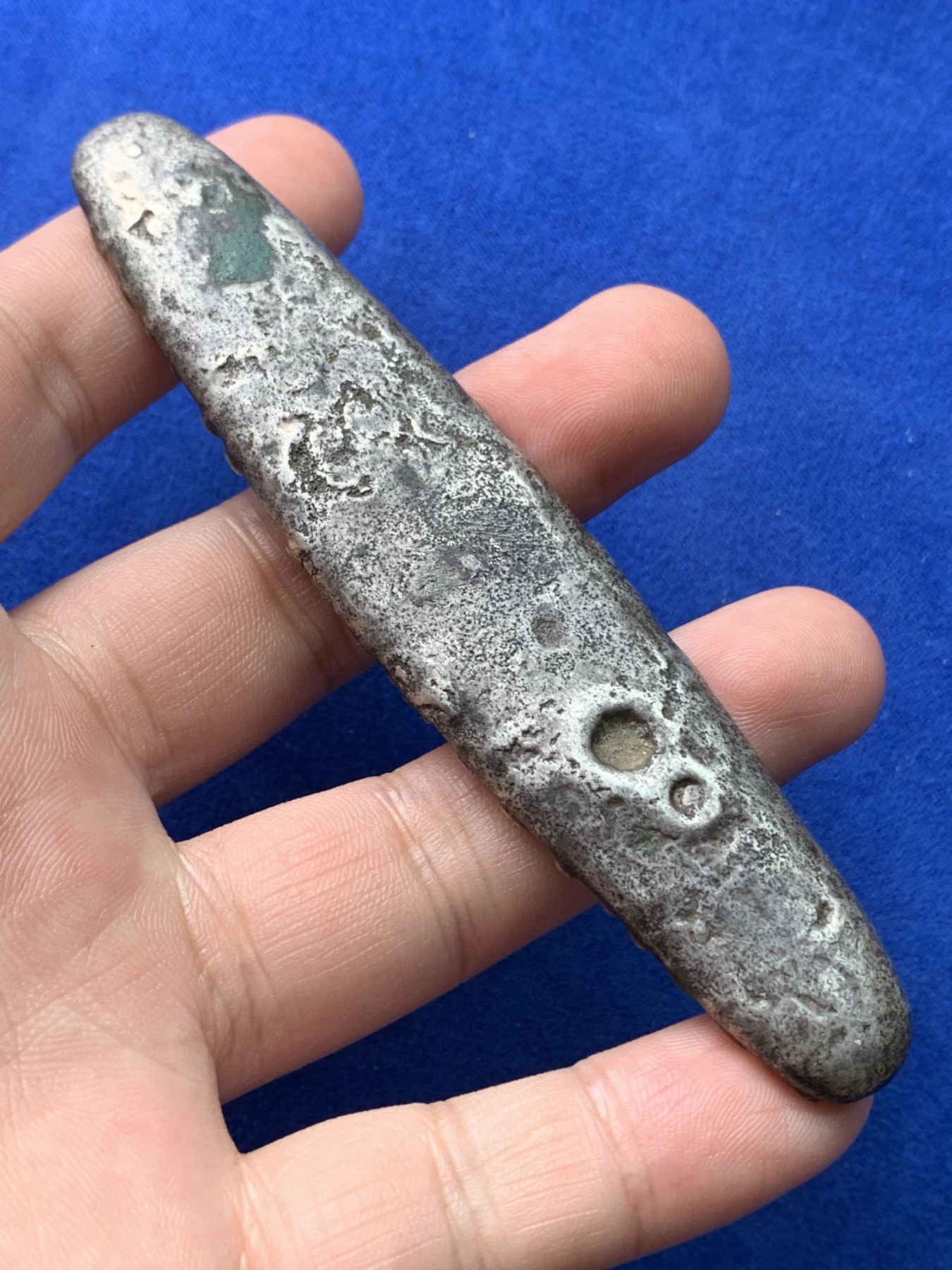 《竞宝斋》第194场-周日，周一 2场 (全场包邮) 泰国1271-1368年暹罗(古泰国)素可泰王朝虎舌银条，早期大型高银版本97.5g带铭文状态极好，基本上没有磨损铭文清晰可见