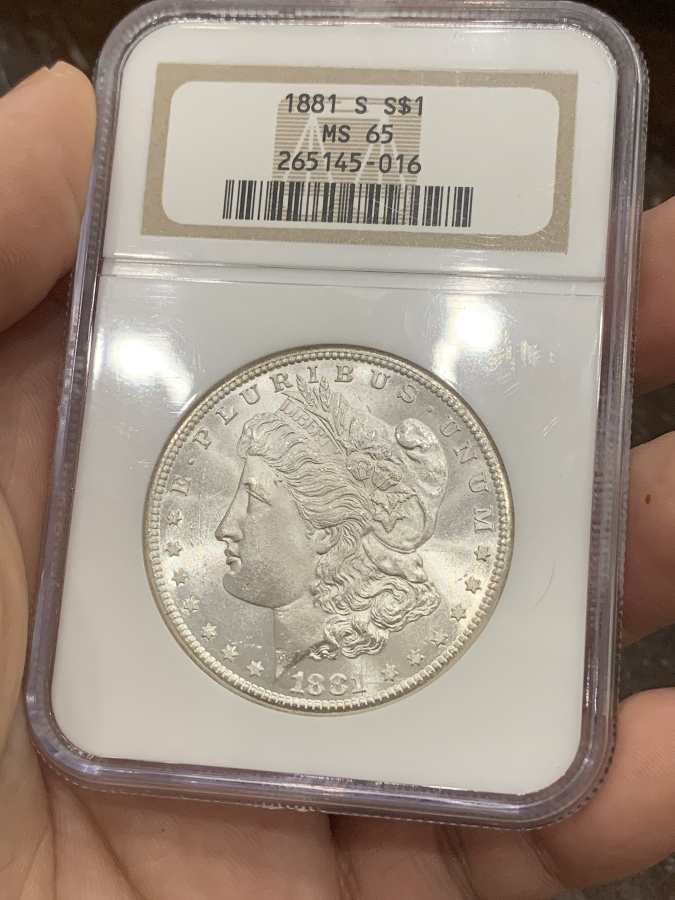《竞宝斋》第194场-周日，周一 2场 (全场包邮) NGC-MS65 美国 摩根银元 1881S 老盒严评 背面淡彩 漂亮