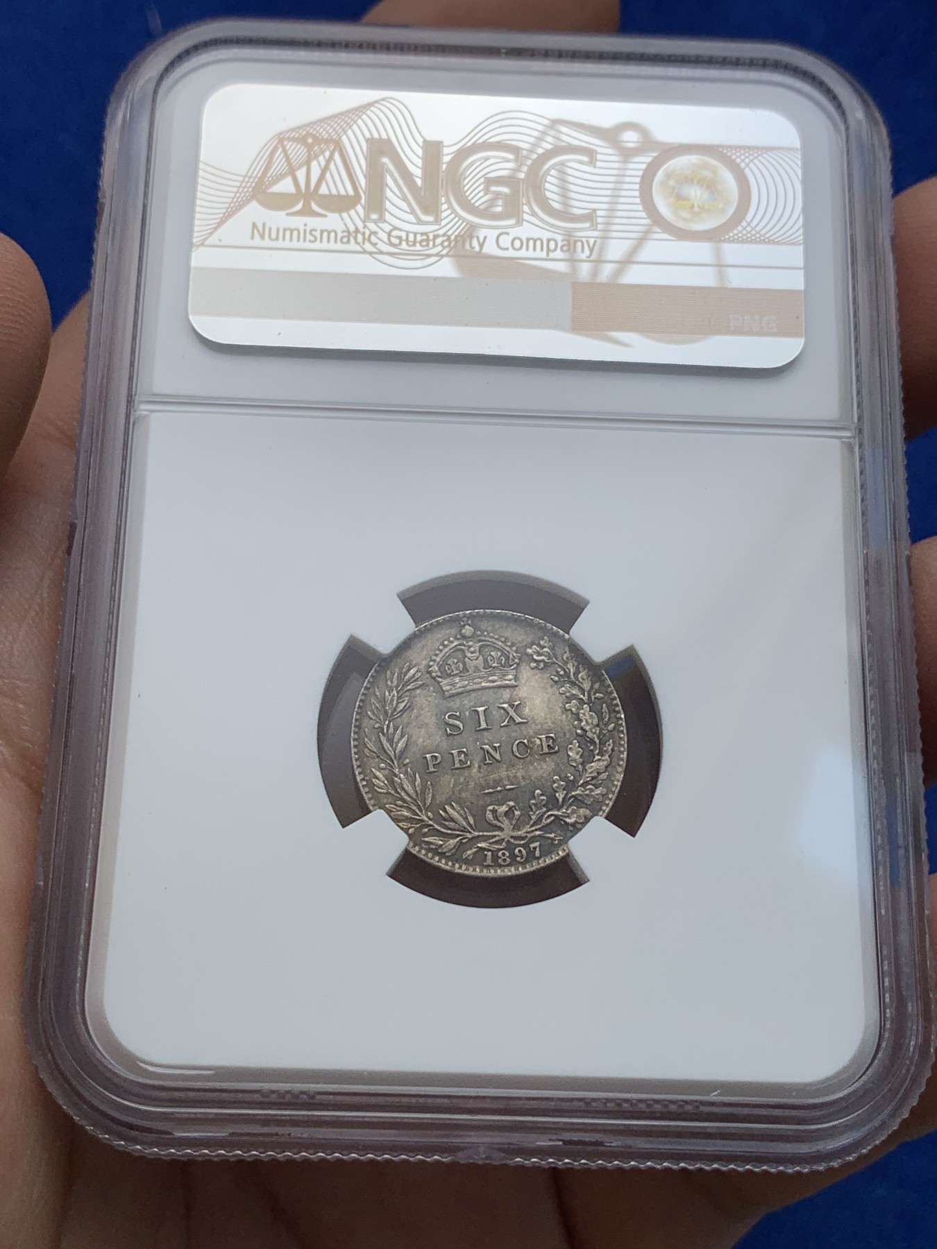 《竞宝斋》第194场-周日，周一 2场 (全场包邮) NGC-MS62 英国1897维多利亚披纱版6便士银币一枚 低评 好味道包浆