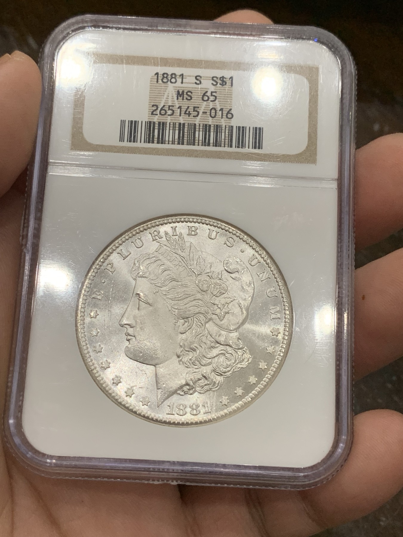 《竞宝斋》第194场-周日，周一 2场 (全场包邮) NGC-MS65 美国 摩根银元 1881S 老盒严评 背面淡彩 漂亮