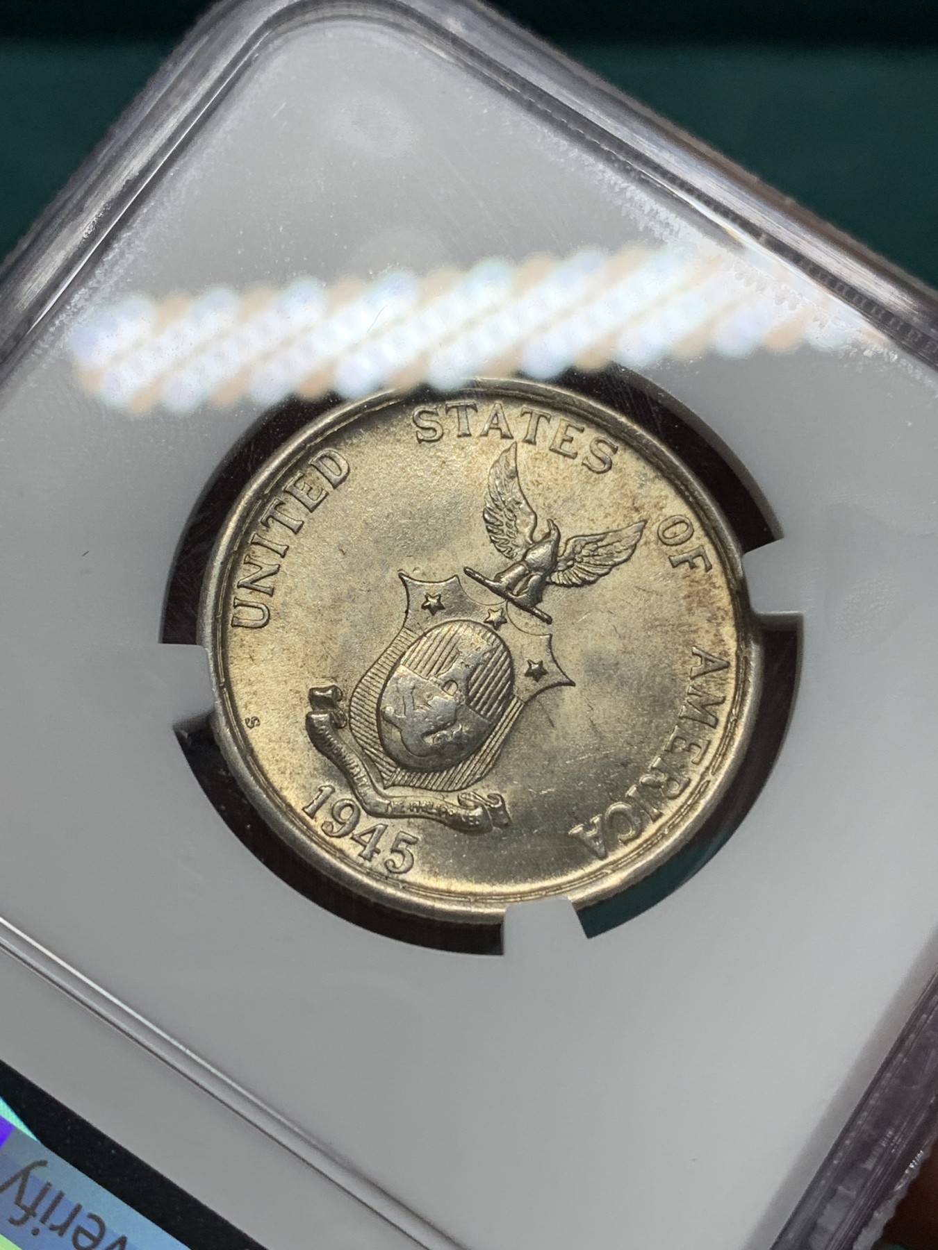 《竞宝斋》第194场-周日，周一 2场 (全场包邮) NGC-MS64 美属菲律宾1945年打铁女神50分银币，半圆大小，淡金色包浆，光度上佳。长发飘飘的行走女神