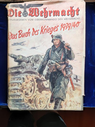 世界精品徽章拍卖~精品专场 - 精品原版书，《德国国防军-1939/40的战斗》，德语原版，很厚一本，包含了大量珍贵的照片和地图，详细介绍了二战头两年德军的战斗经历