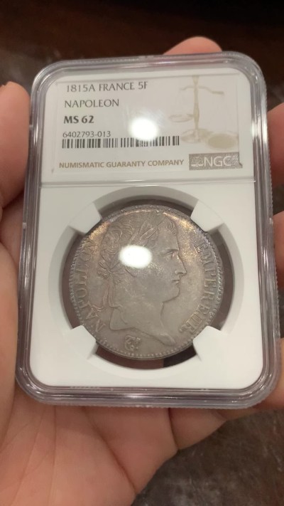 《竞宝斋》第194场-周日，周一 2场 (全场包邮) 名誉品 NGC MS62 法国 1815年 拿破仑一世 百日王朝 5法郎银币 从3月20日返回法国到6月18日滑铁卢战败 不足百日 发行量极少 也是拿一收藏难点所在 不可错过