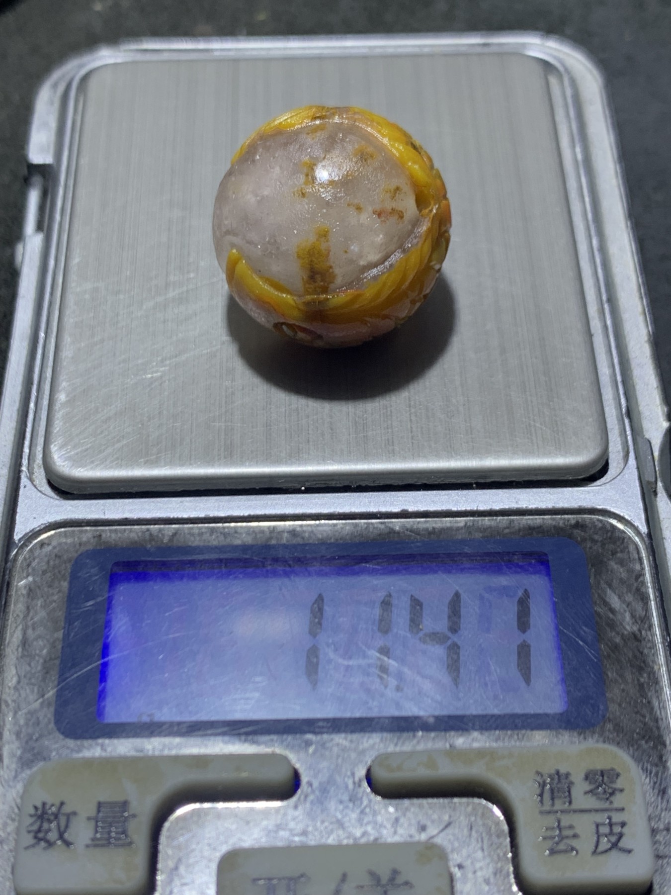 精美冰飘亚光战国红玛瑙手工巧雕龙鱼随形圆珠一个，