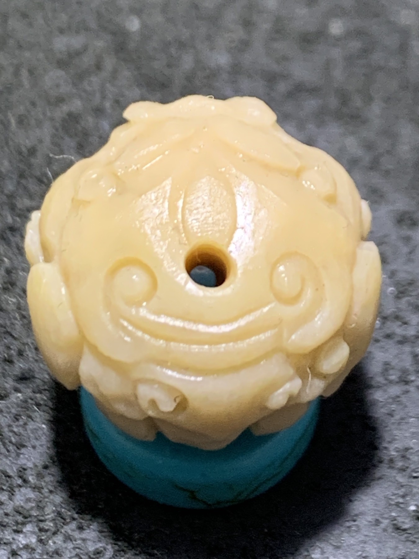 精美高玉化戈壁彩玉手工满工雕刻瑞兽珠一个！