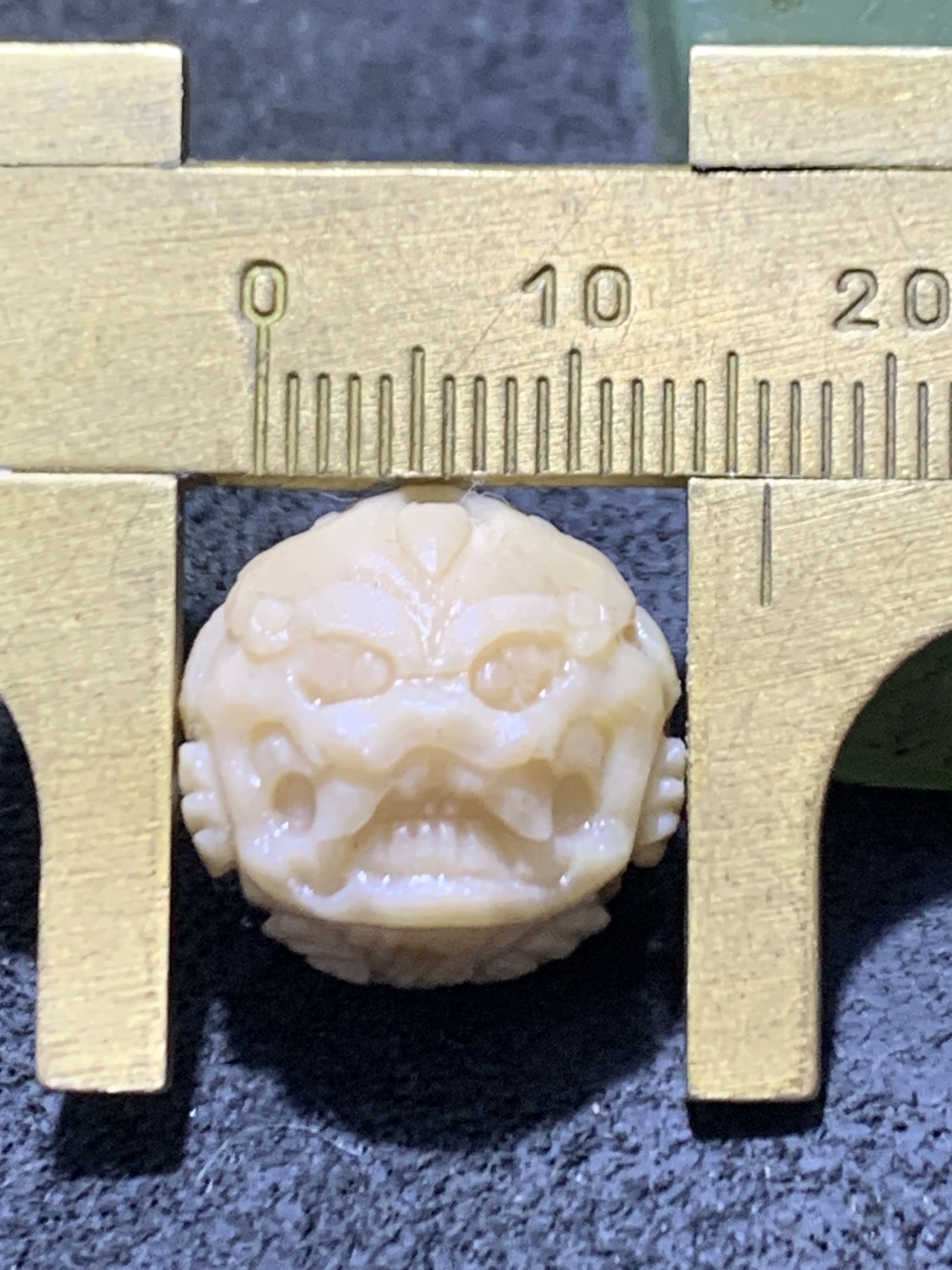 精美高玉化戈壁彩玉手工满工雕刻瑞兽珠一个！