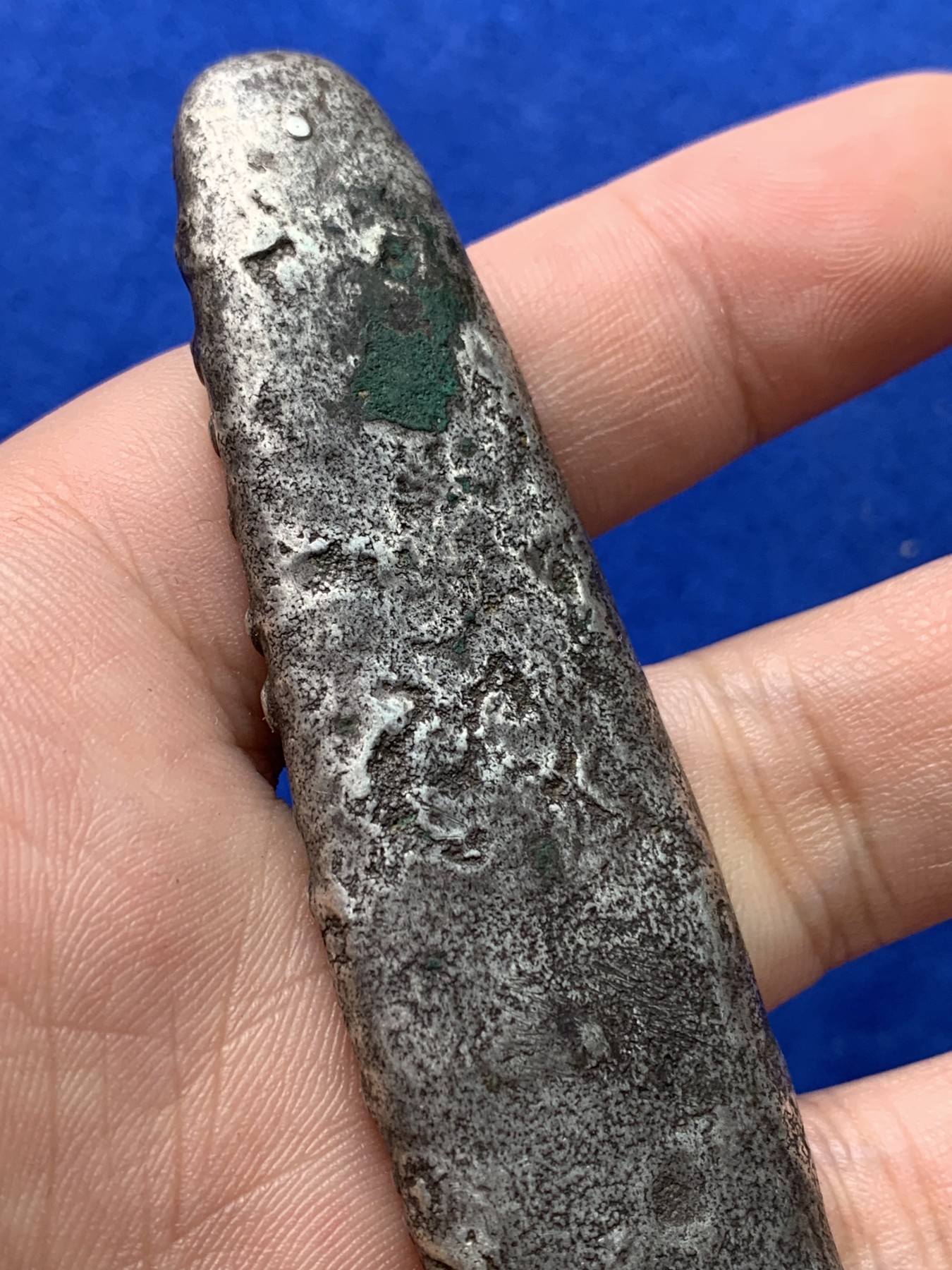《竞宝斋》第194场-周日，周一 2场 (全场包邮) 泰国1271-1368年暹罗(古泰国)素可泰王朝虎舌银条，早期大型高银版本97.5g带铭文状态极好，基本上没有磨损铭文清晰可见