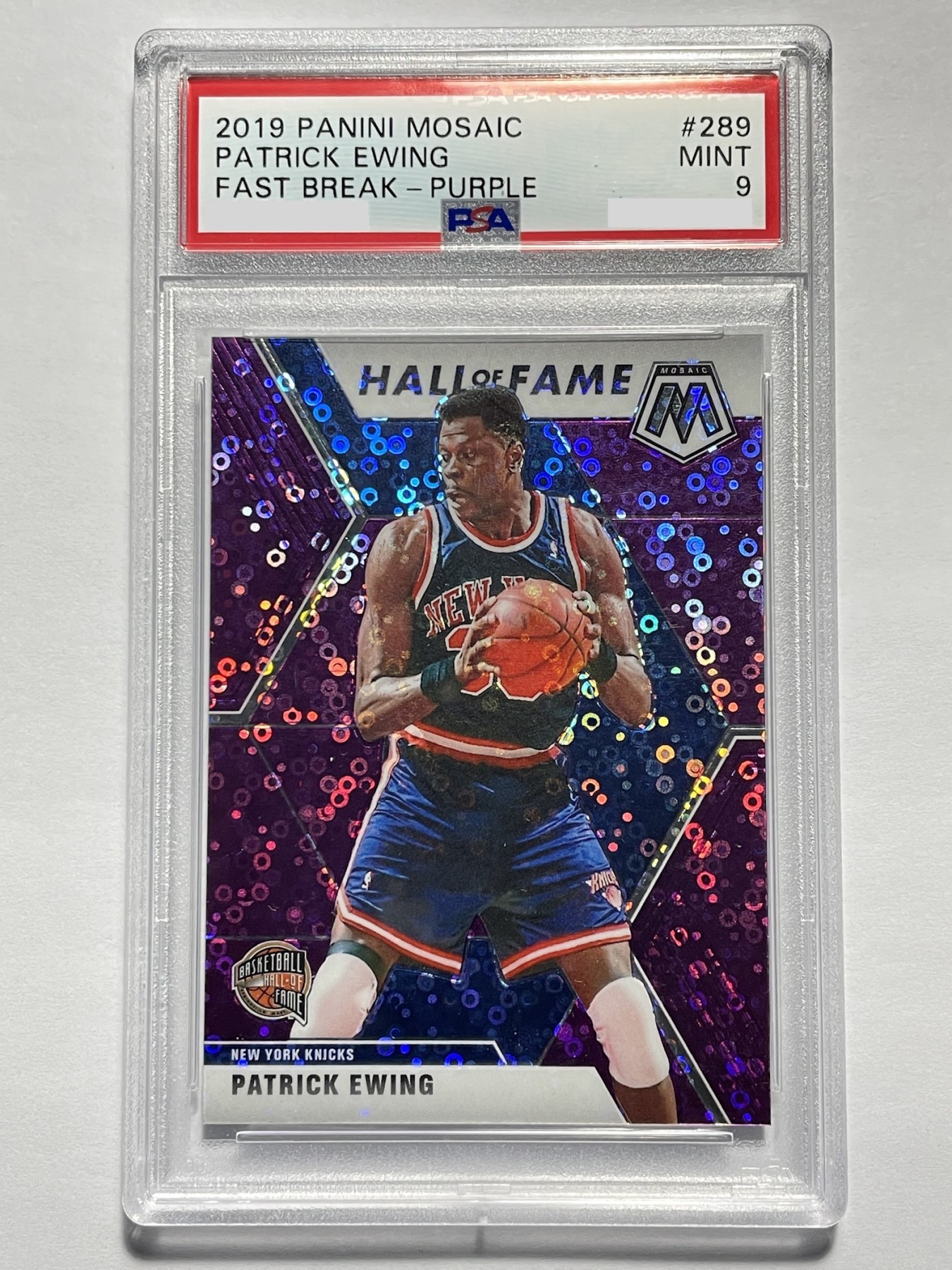 【德藏】卡牌拍卖第3期 -{ 游戏王，球星卡 }专场 全场包邮 2019-20 Panini Mosaic Patrick Ewing 马赛克元年尼克斯尤因 50/50编尾 紫色泡泡折 PSA 9