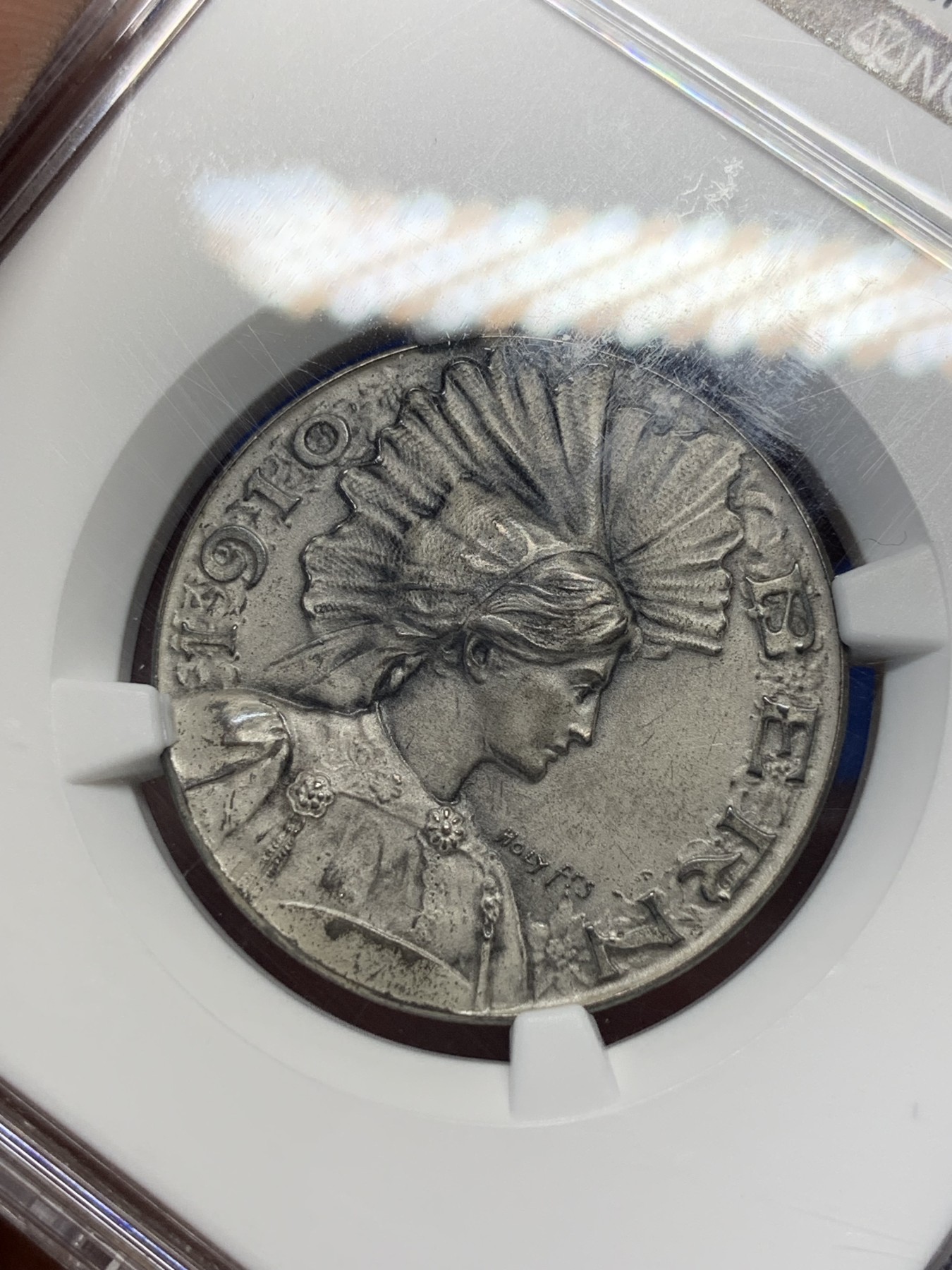 《竞宝斋》第194场-周日，周一 2场 (全场包邮) NGC MS64  1910年瑞士伯尔尼射击节银章 市场流通量小于500枚 设计精美细腻 塔楼上的钟表也跃然章上