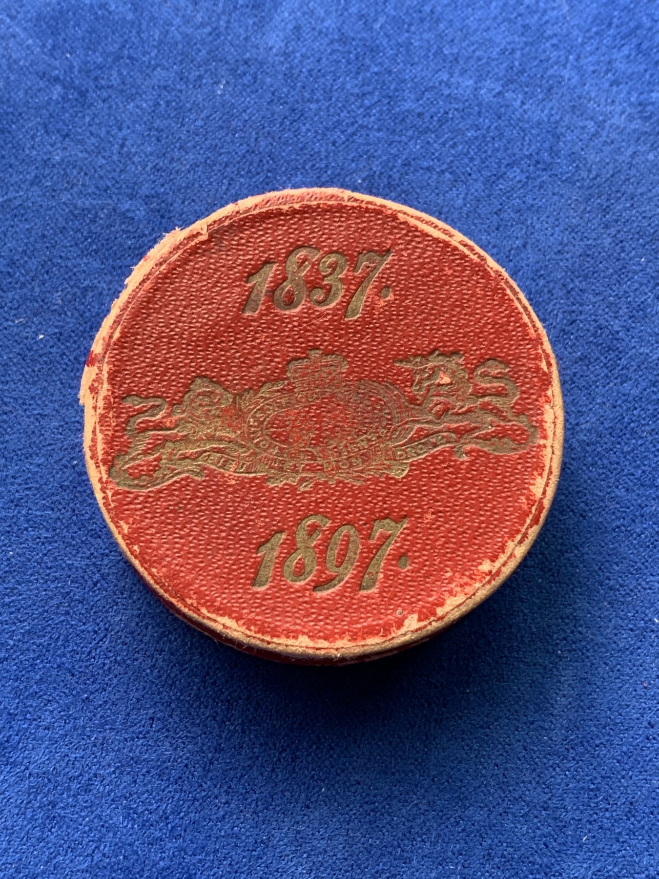 《竞宝斋》第194场-周日，周一 2场 (全场包邮) 1897年英国维多利亚加冕60周年WM章，喜敦造币厂制，带红盒