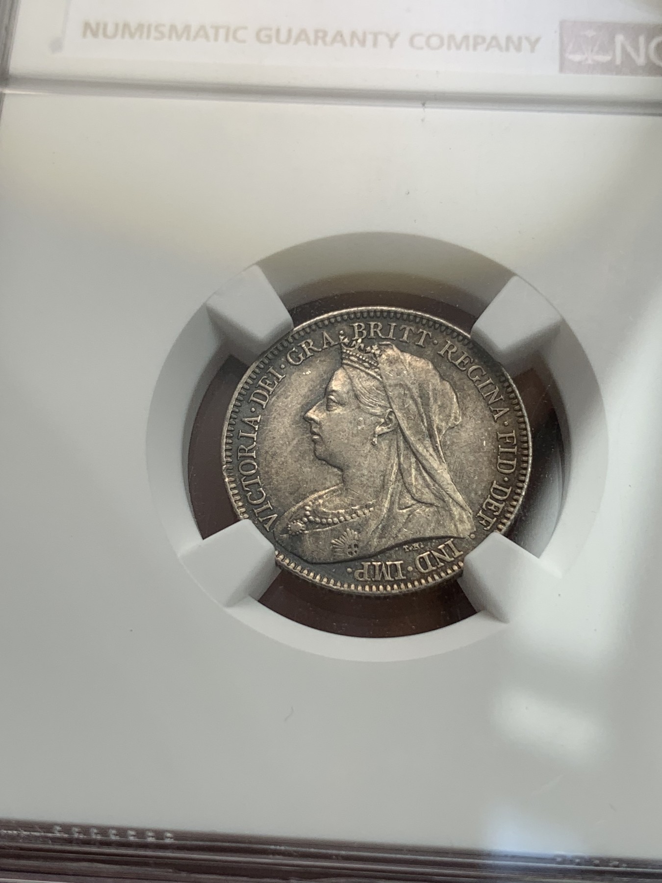 《竞宝斋》第194场-周日，周一 2场 (全场包邮) NGC-MS62 英国1897维多利亚披纱版6便士银币一枚 低评 好味道包浆