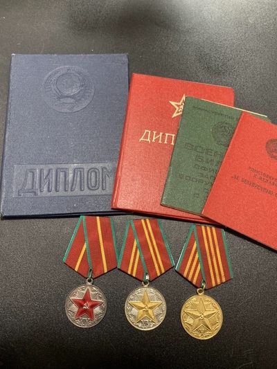 商都徽章拍卖第8期 - 苏联克格勃 КГБ圆满服役1.2.3级奖章 军官证套章