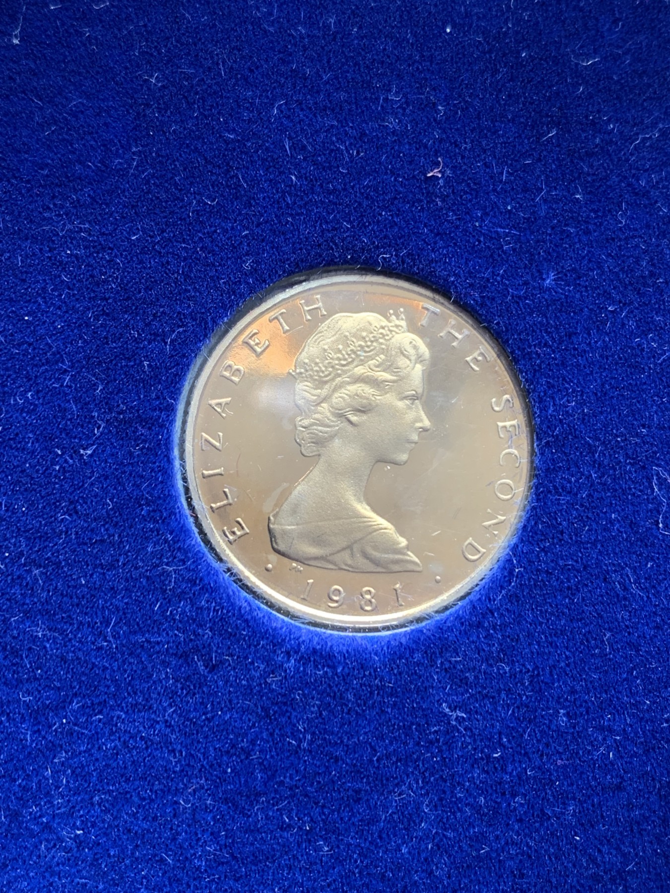 《竞宝斋》第195场-周日，周一 2场 (全场包邮) 英属马恩岛 1981年 伊丽莎白二世1镑精制币 带原盒证书 少见年份