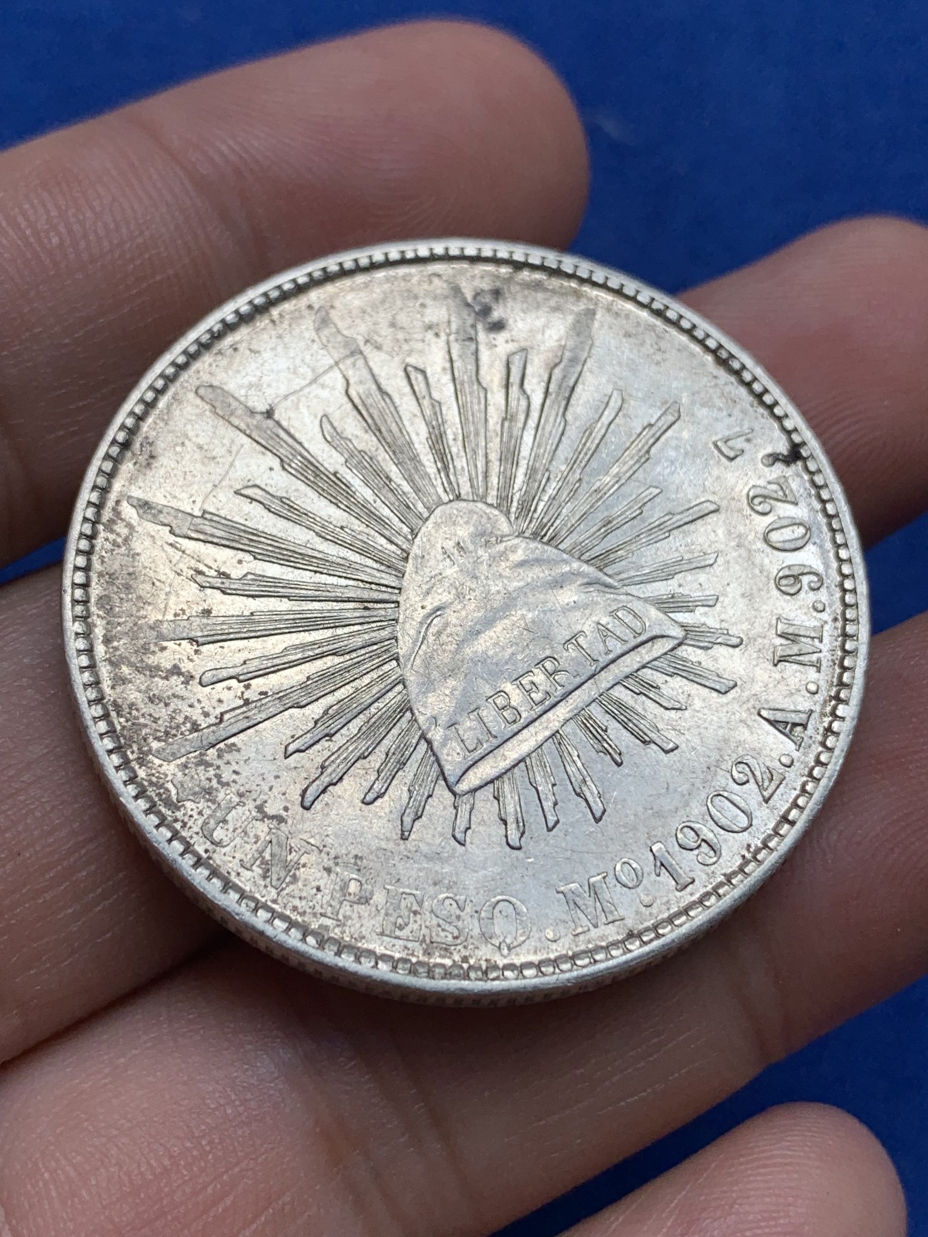 《竞宝斋》第195场-周日，周一 2场 (全场包邮) 墨西哥 1902年 8R 鹰洋 银币 带点灰色包浆  全羽好品 细节打制清晰 灯光下有弱转光 ngc评级砸盒币