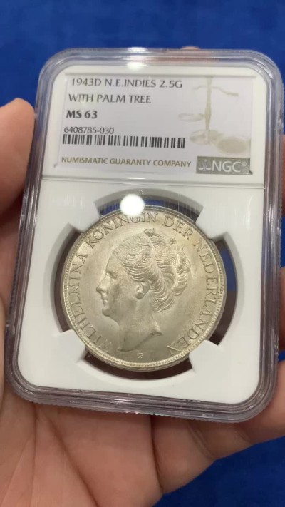 《竞宝斋》第195场-周日，周一 2场 (全场包邮) NGC-MS63 荷属东印度1943年威廉明娜女王2.5盾大银币 底板干净无附着物 殖民地稀少品种