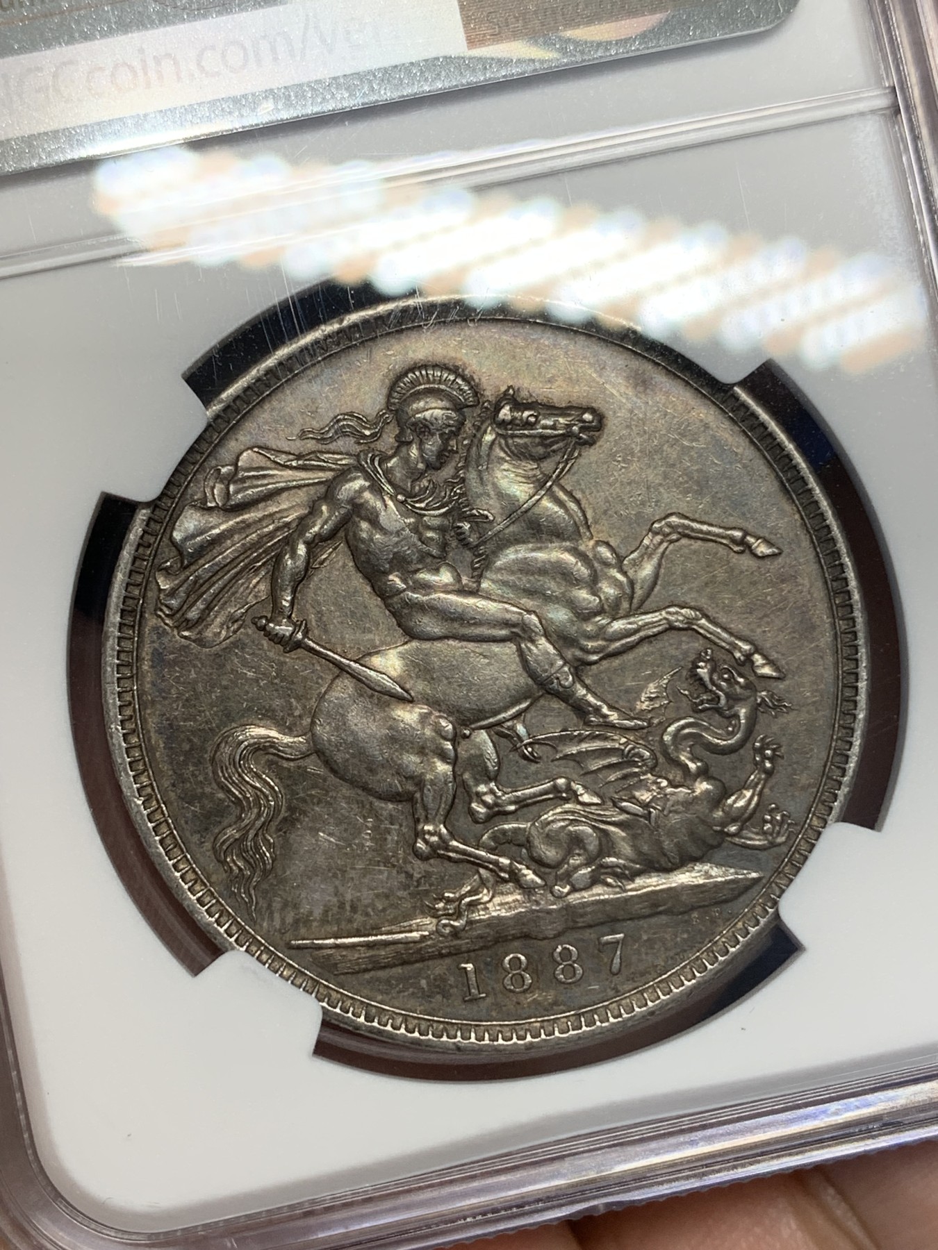 《竞宝斋》第195场-周日，周一 2场 (全场包邮) NGC-AU58 英国 1887年 维多利亚高冠马剑1克朗 原味包浆 好品可藏