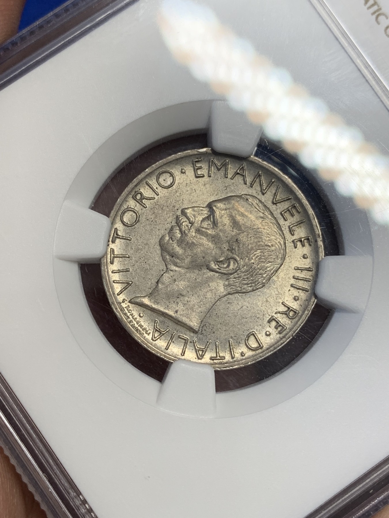 《竞宝斋》第195场-周日，周一 2场 (全场包邮) NGC-MS62 意大利 1930年 鹰 5里拉 银币 淡黄彩