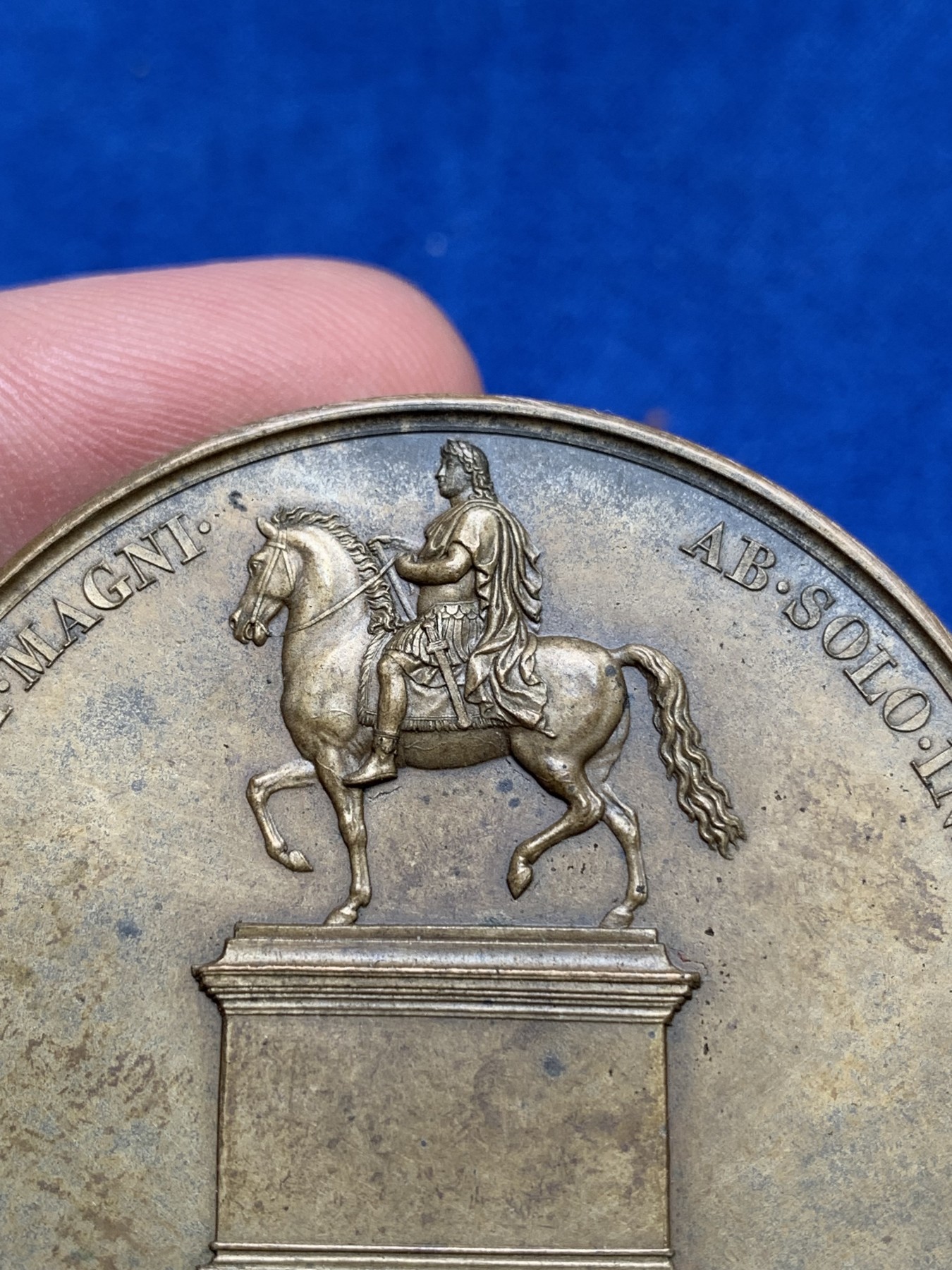 《竞宝斋》第195场-周日，周一 2场 (全场包邮) 1825年法国路易十四纪念碑铜章  直径49.8mm  重量49.7g