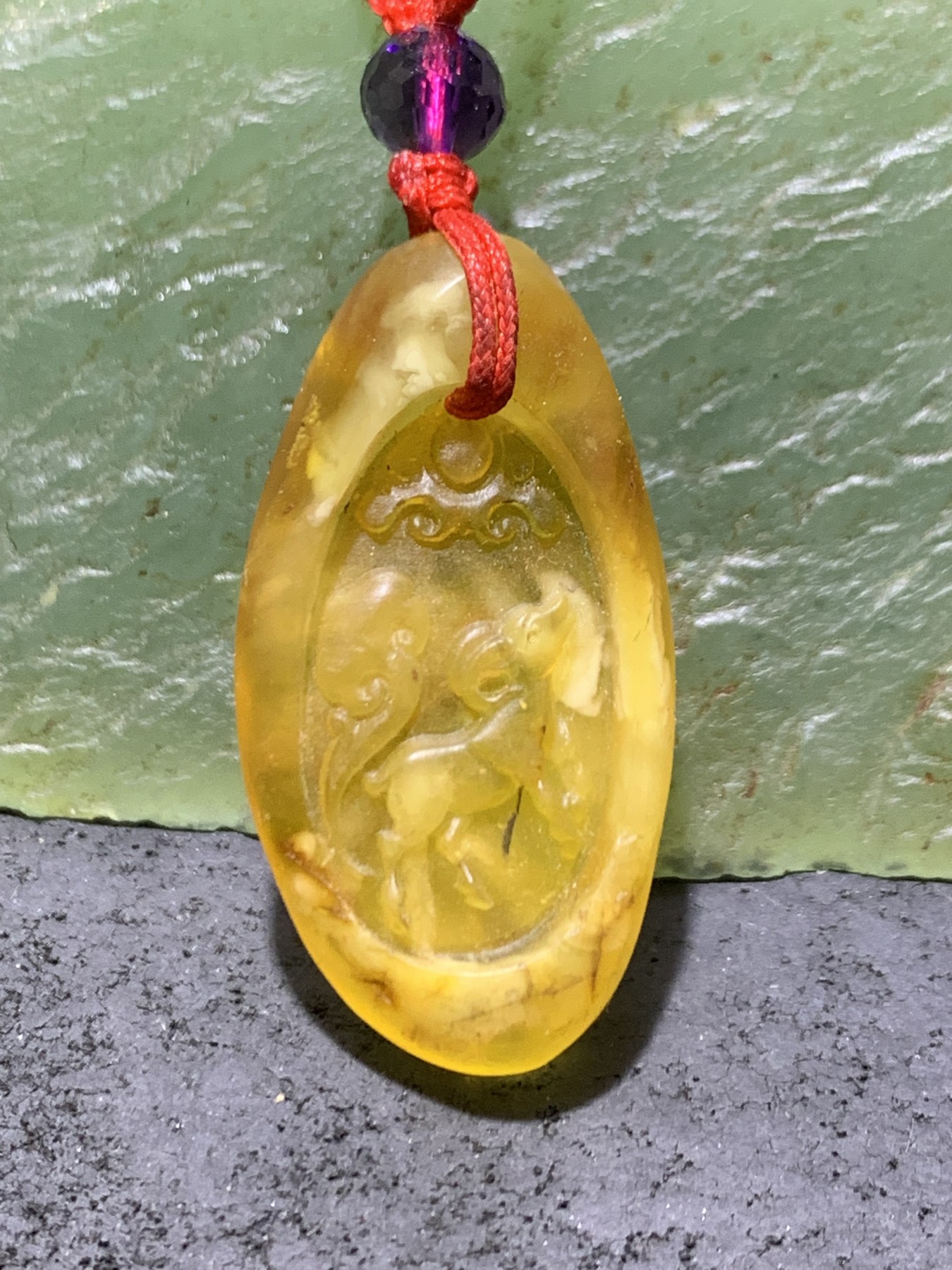 精美天然乌克兰蜜蜡原石雕刻一鹿如意吊坠一个，