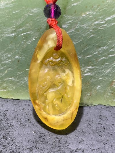 精美天然乌克兰蜜蜡原石雕刻一鹿如意吊坠一个， - 精美天然乌克兰蜜蜡原石雕刻一鹿如意吊坠一个，