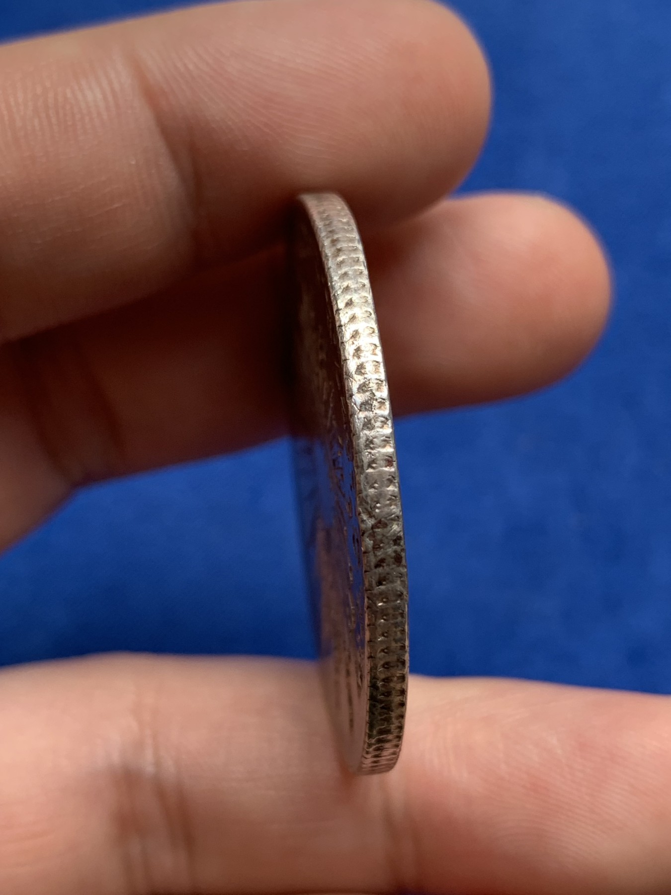 《竞宝斋》第195场-周日，周一 2场 (全场包邮) 墨西哥 1897年 8R 鹰洋 银币 纸袋棕金色彩色包浆  全羽好品 细节打制清晰 灯光下有转光