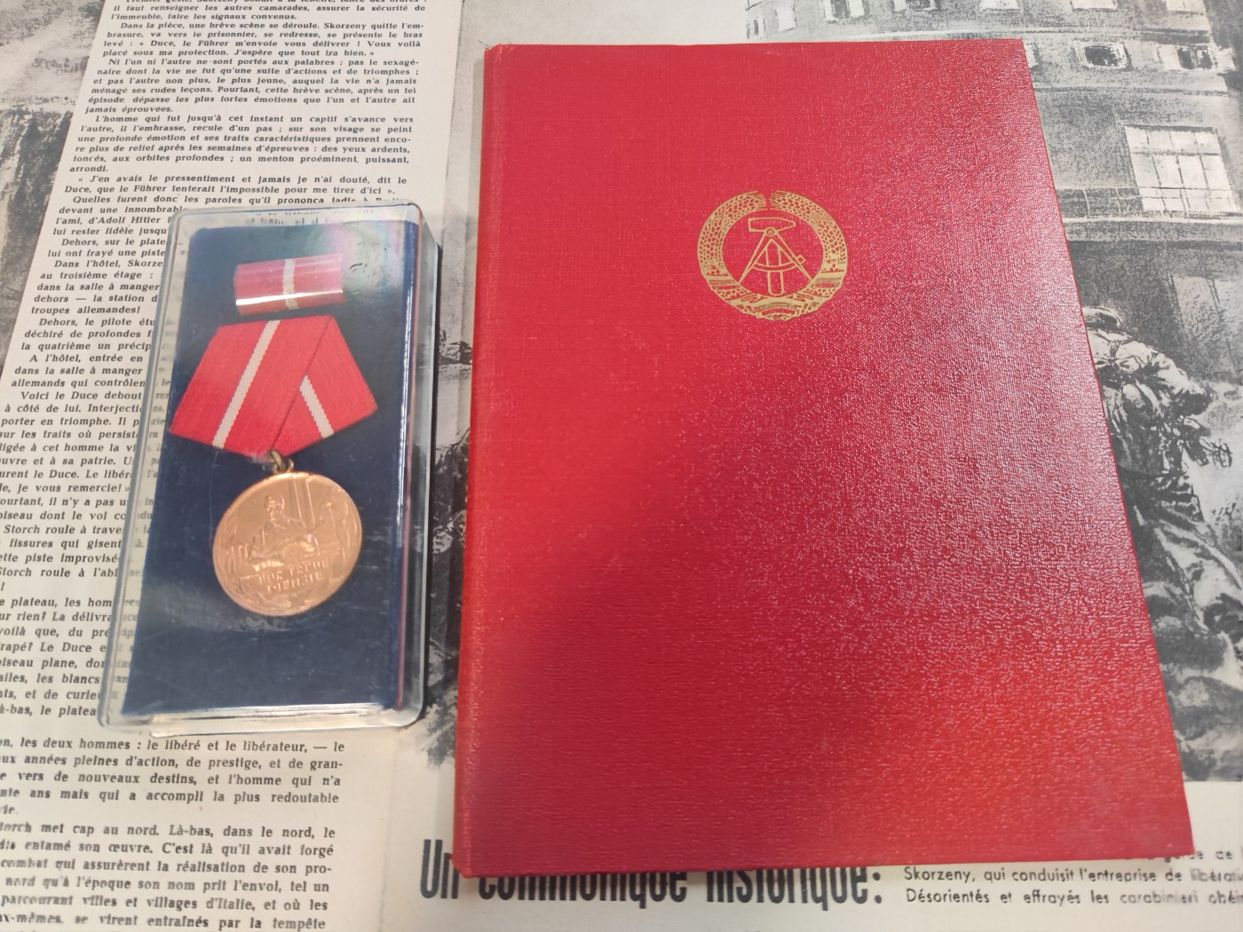 棕熊第三次勋章小拍 （苏联法国东德比利时等 币章册） 东德 工战队铜级忠诚服役奖章 带盒略及证书一套 1969年实发