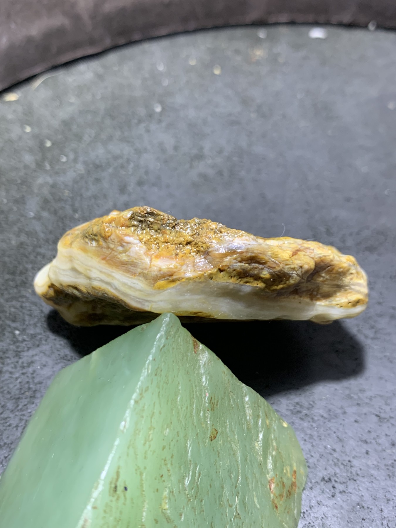 放福利！精美天然原皮阿拉善玛瑙原石手工雕刻佛字把件（吊坠）一颗，