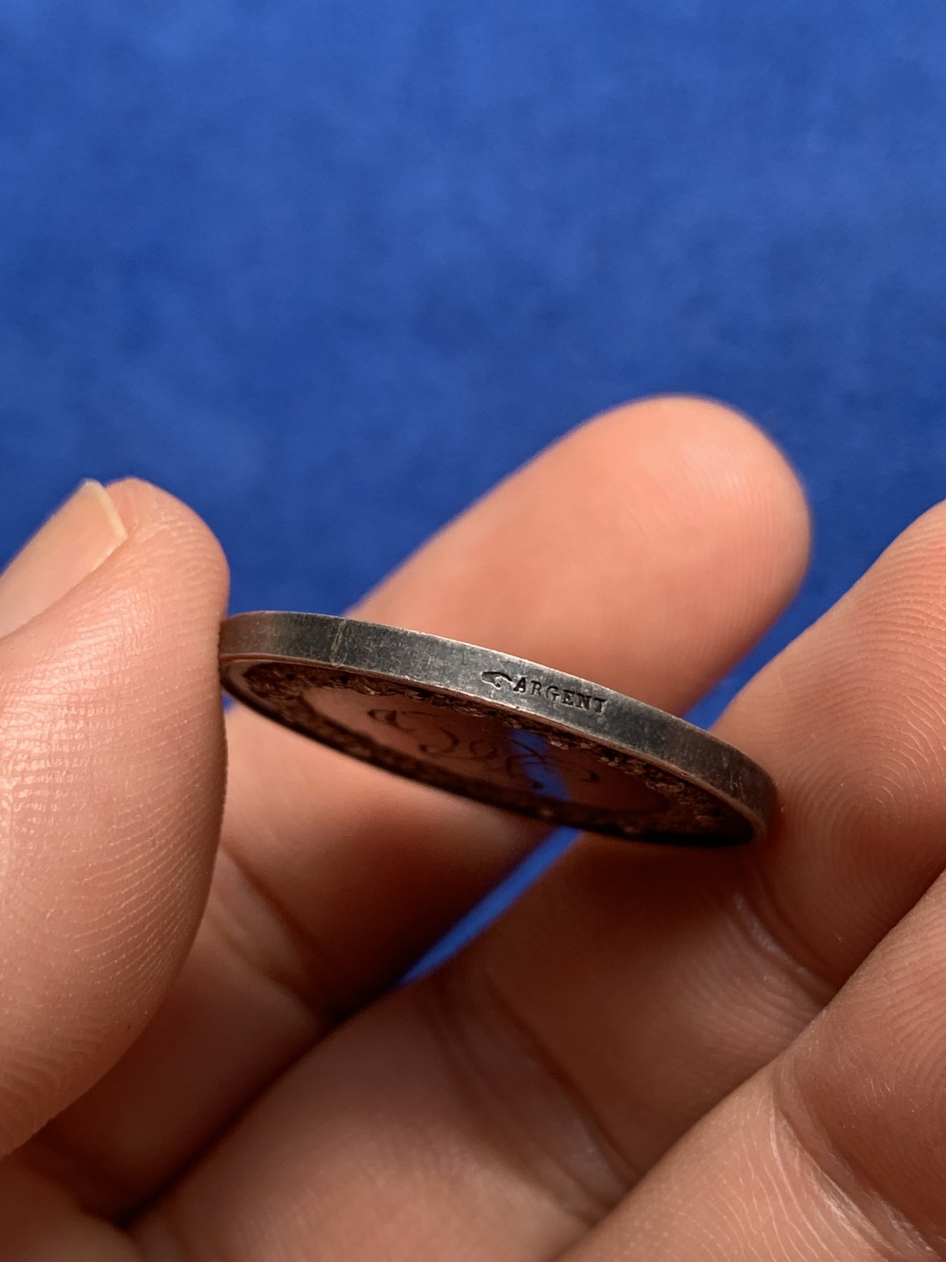 《竞宝斋》第195场-周日，周一 2场 (全场包邮) 法国1845-1860结婚纪念银章 手指边铭 9.8g  27.3mm 背面带刻字 包浆也好看