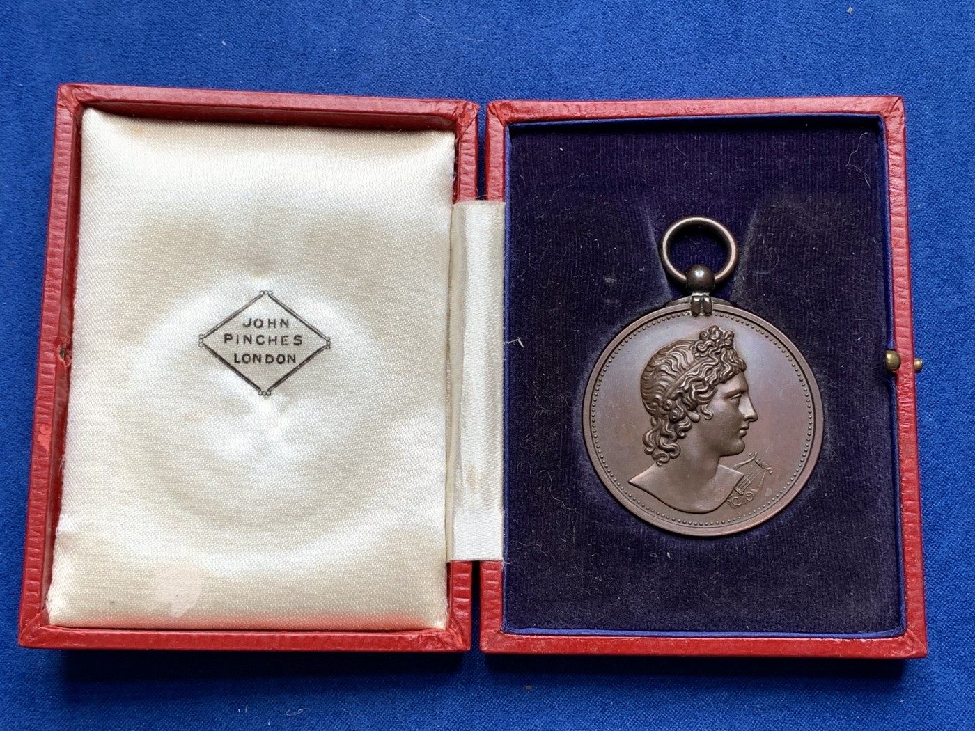 《竞宝斋》第195场-周日，周一 2场 (全场包邮) 1934年英国皇家音乐学院铜章（原盒）  直径40mm  重量35.5g  完美品