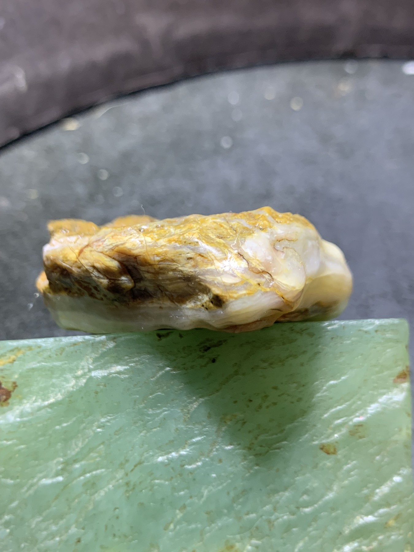 放福利！精美天然原皮阿拉善玛瑙原石手工雕刻佛字把件（吊坠）一颗，
